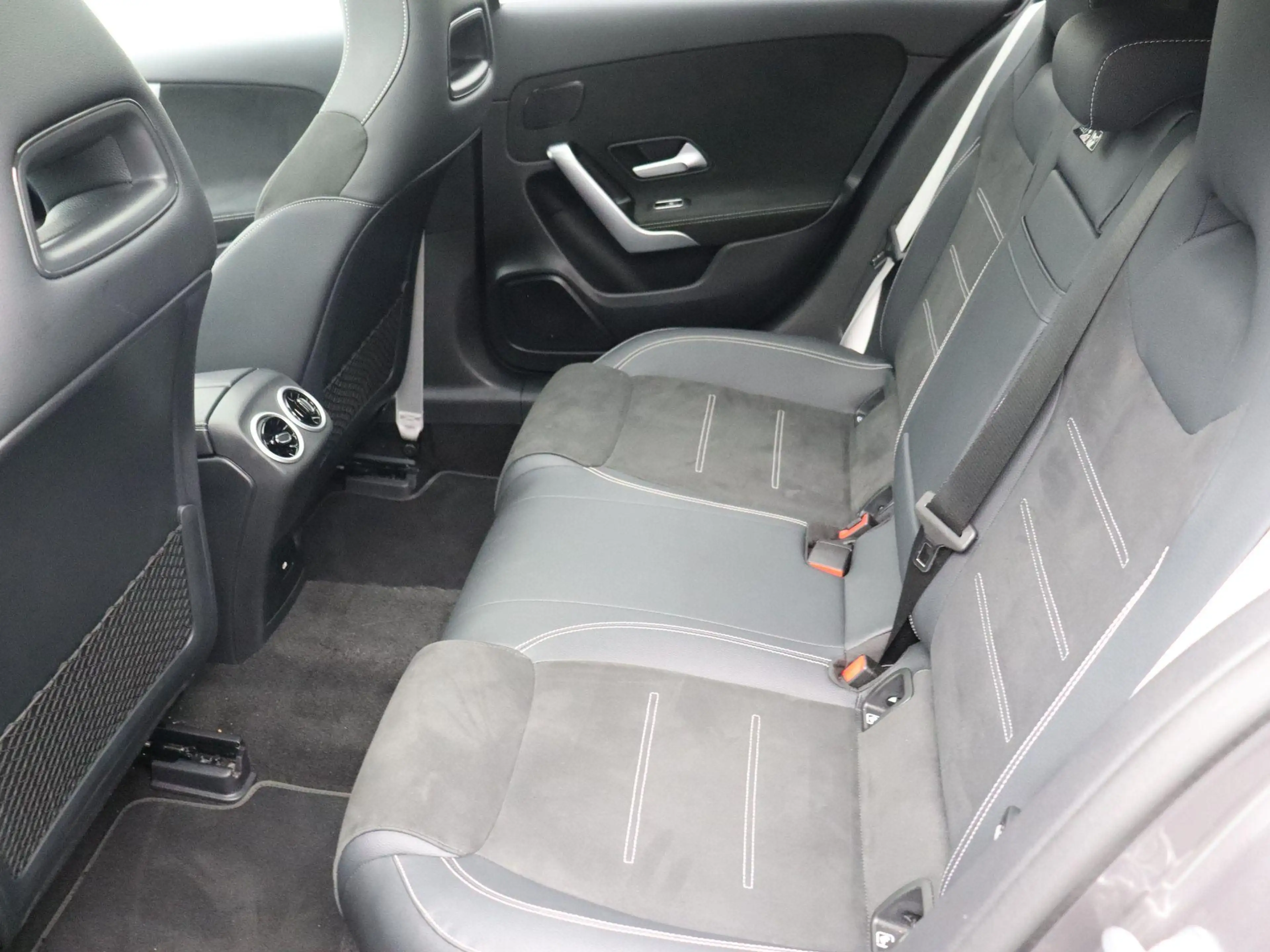 Mercedes-Benz A 250 e AMG Line + PREMIUM PLUS + PANO DAK + MULTIBEAM L — photo 15