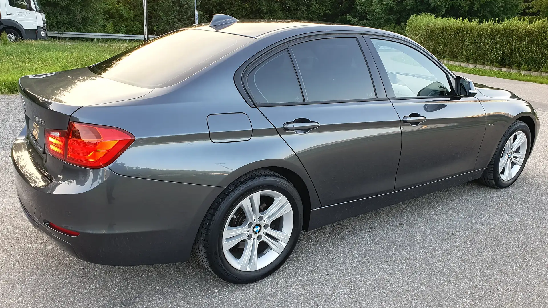 BMW 318 d / Sportline / Euro 6 / Xenon / Navi / 2. Hand Grijs - 2