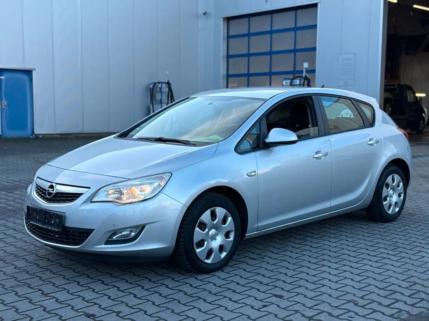 Opel Astra J Lim. 5-trg. Edition Navi* Klima* TÜV Neu Silber - 1