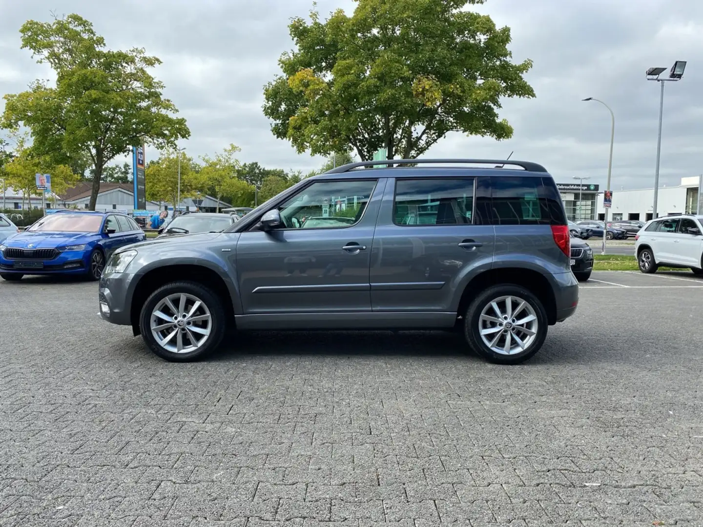 Skoda Yeti 1.2 TSI Drive *R.KAM *NAVI *SHZ Klima Xenon Grau - 2