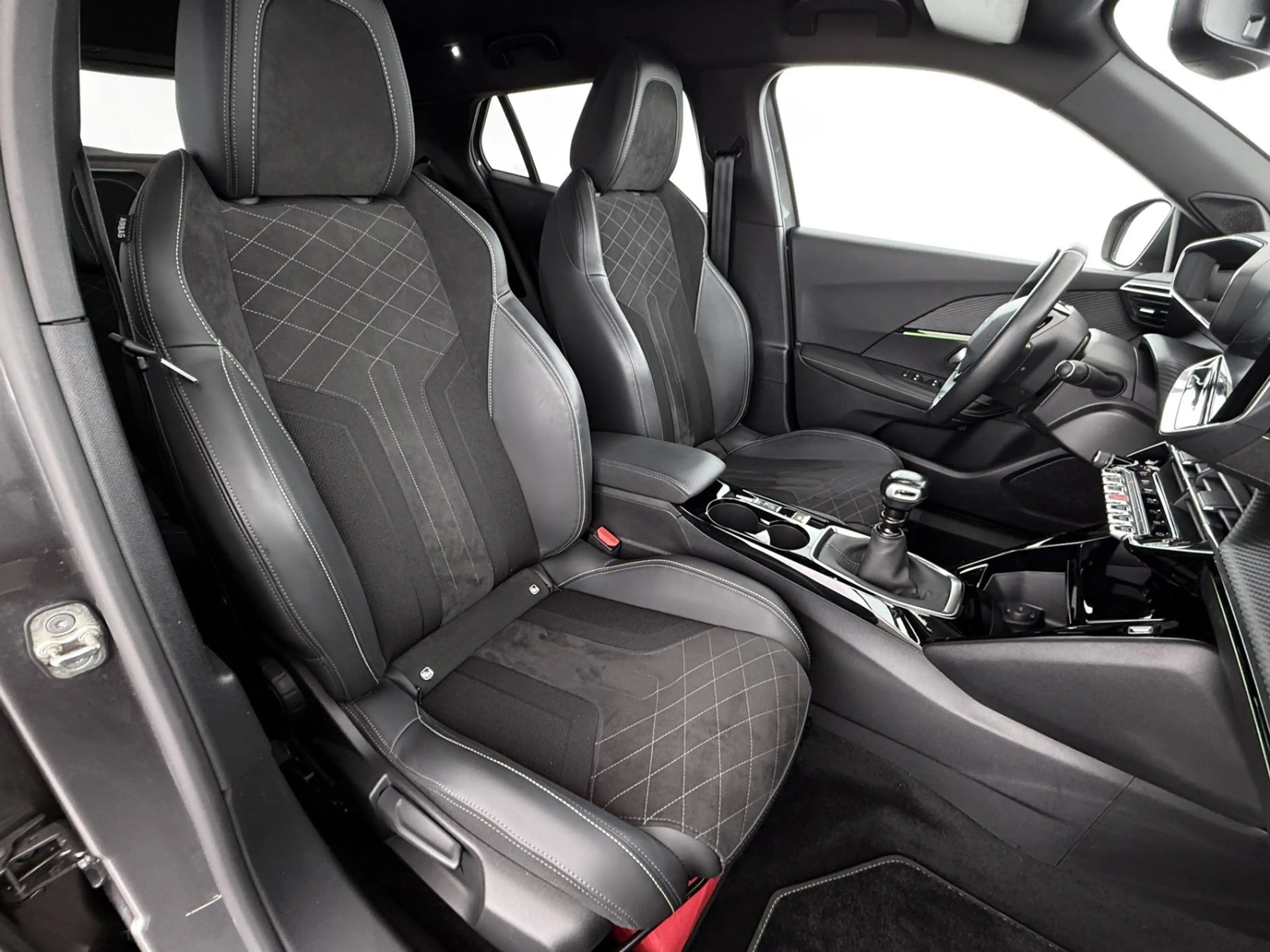 Peugeot 2008 1.2 PureTech 130 GT LED LEDER NAVI SITZHZG — photo 15