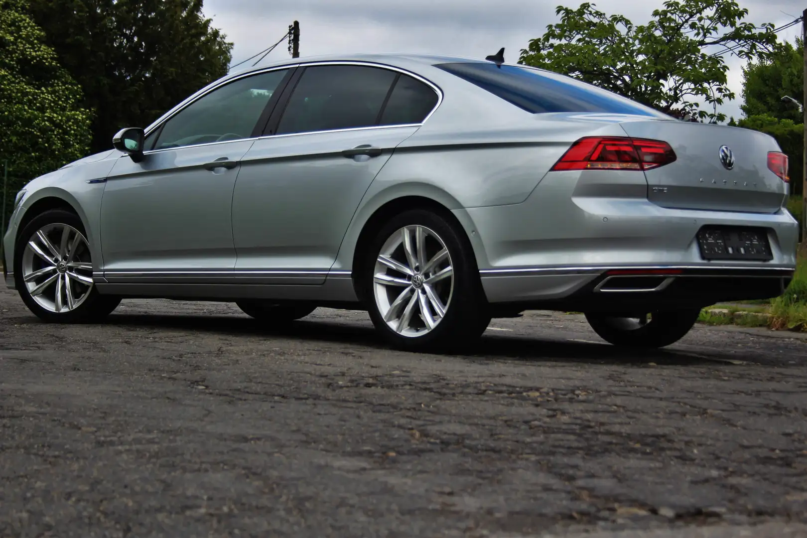 Volkswagen Passat R-Line Packet/18"/Leder/LED/ TÜV neu 07/2026! Silber - 1
