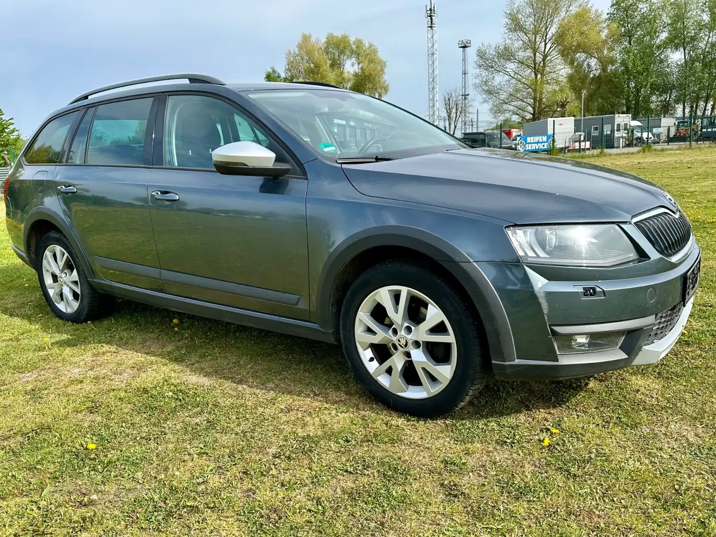 Skoda Octavia Combi Scout 4x4 Grau - 2
