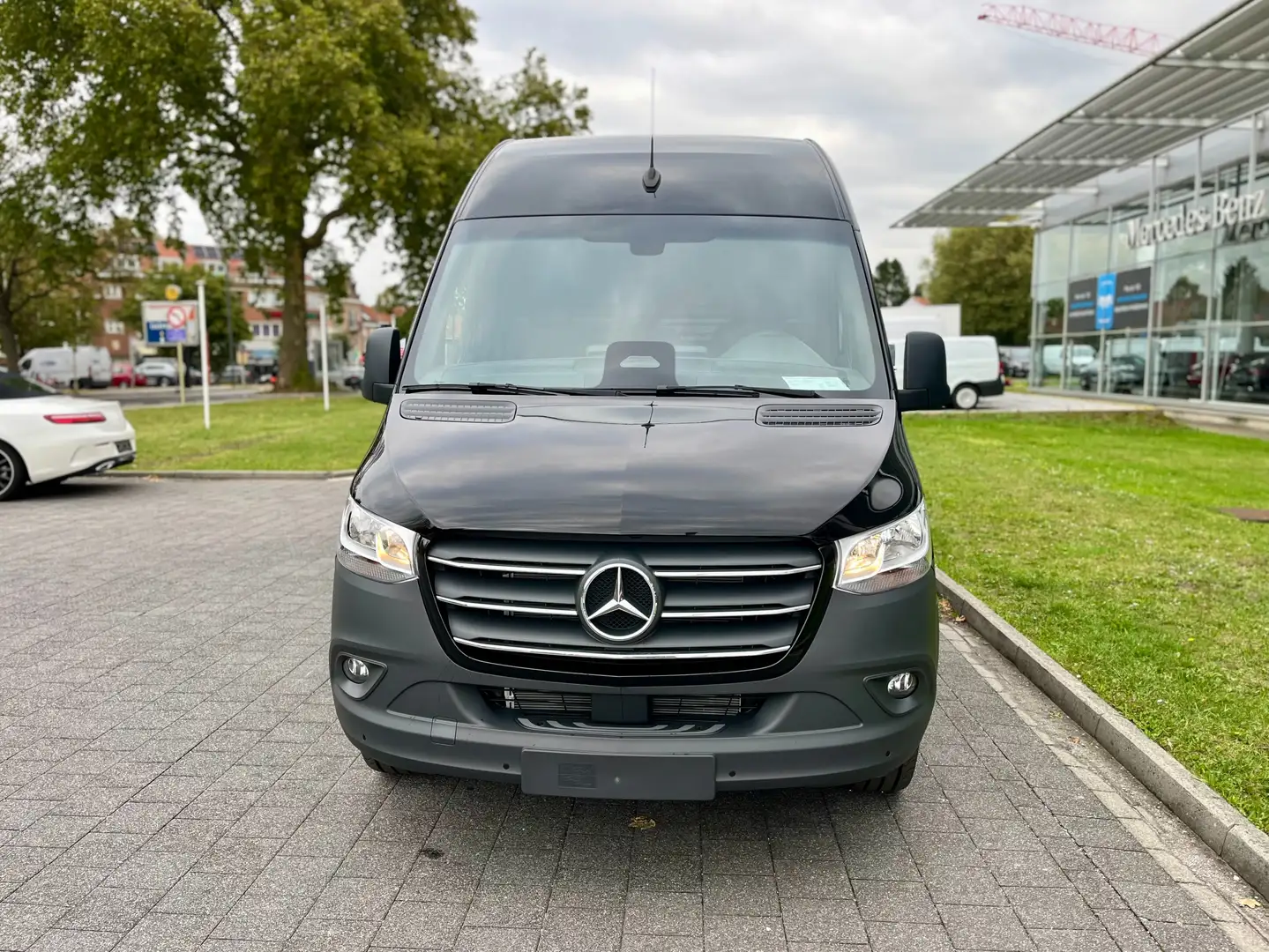 Mercedes-Benz Sprinter 319 2.0 CDI L2H2 AWD 9G-tronic (EUVI-E) Zwart - 2