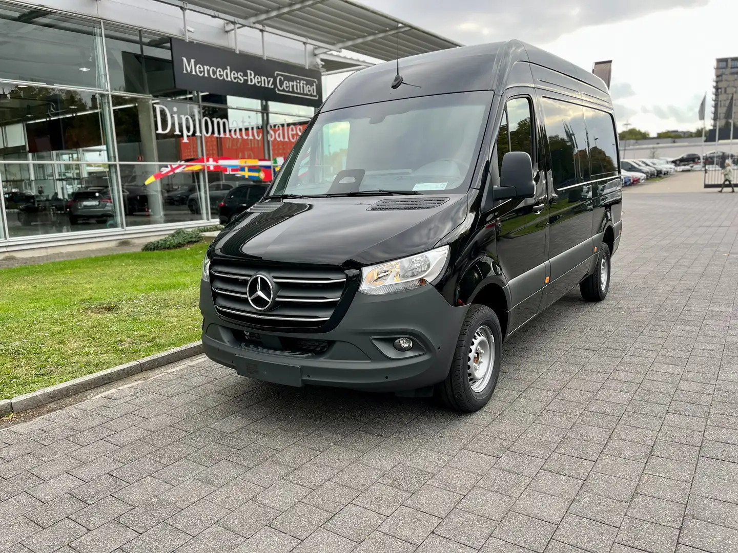 Mercedes-Benz Sprinter 319 2.0 CDI L2H2 AWD 9G-tronic (EUVI-E) Zwart - 1