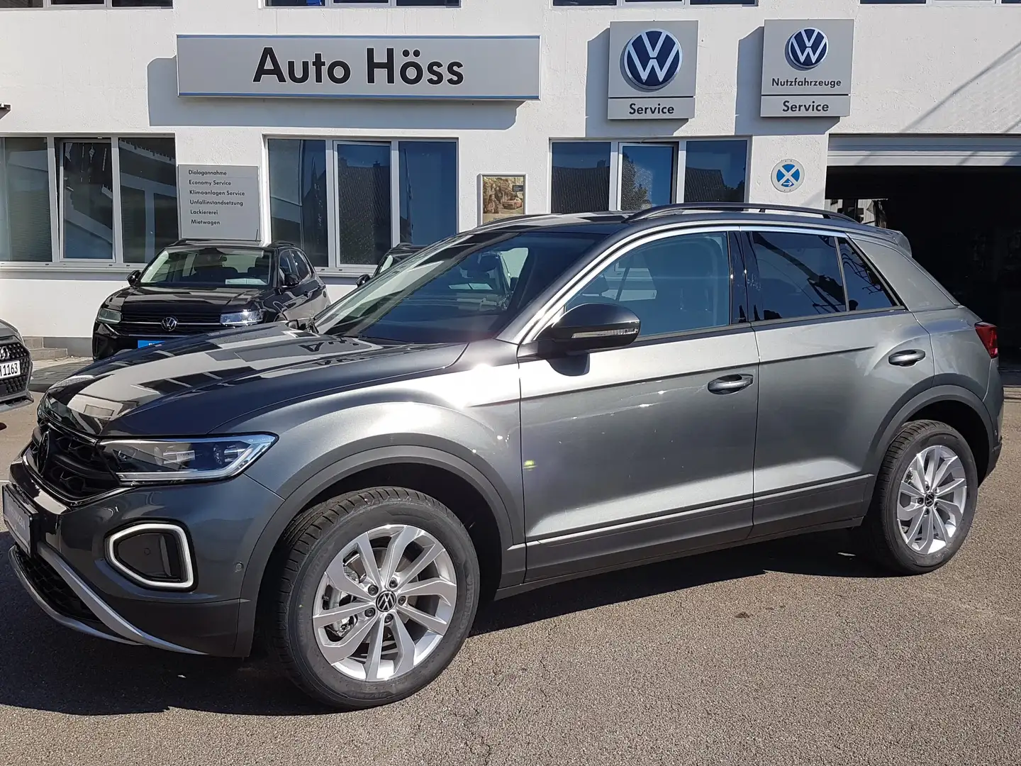 Volkswagen T-Roc Life*REAR VIEW*DSG*PDC*SHZ*APP*AHK*GAR 4J/80 TKM Grijs - 1