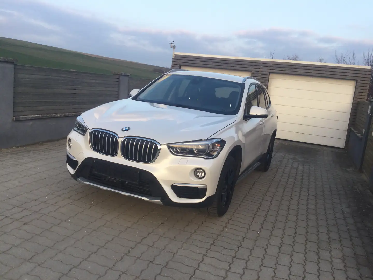 BMW X1 X1 xDrive 20d xLine Aut. xLine Weiß - 1