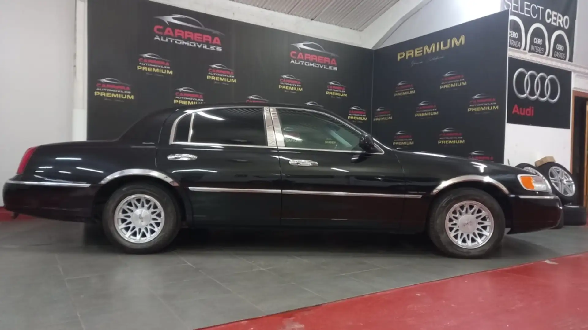 Lincoln Town Car Limousine Schwarz - 2