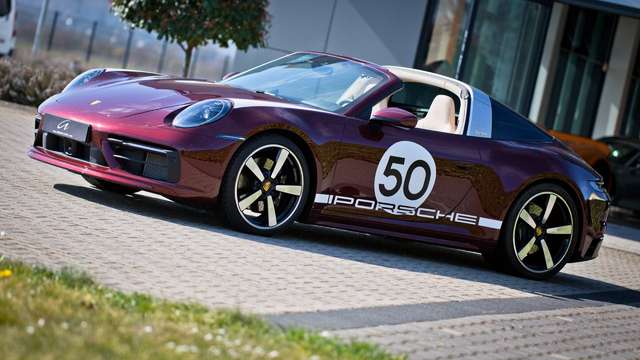 Imagine Porsche 992 Targa 4S Heritage Design Edition 1 of 992