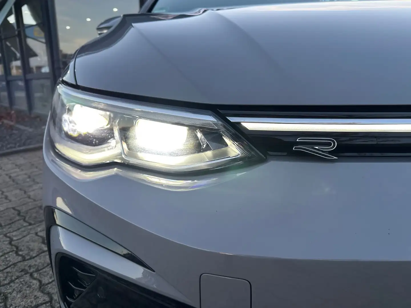 Volkswagen Golf VIII 1.5 TSI Lim. R-LINE*PANO*R-CAM*VIRTUAL Grau - 2
