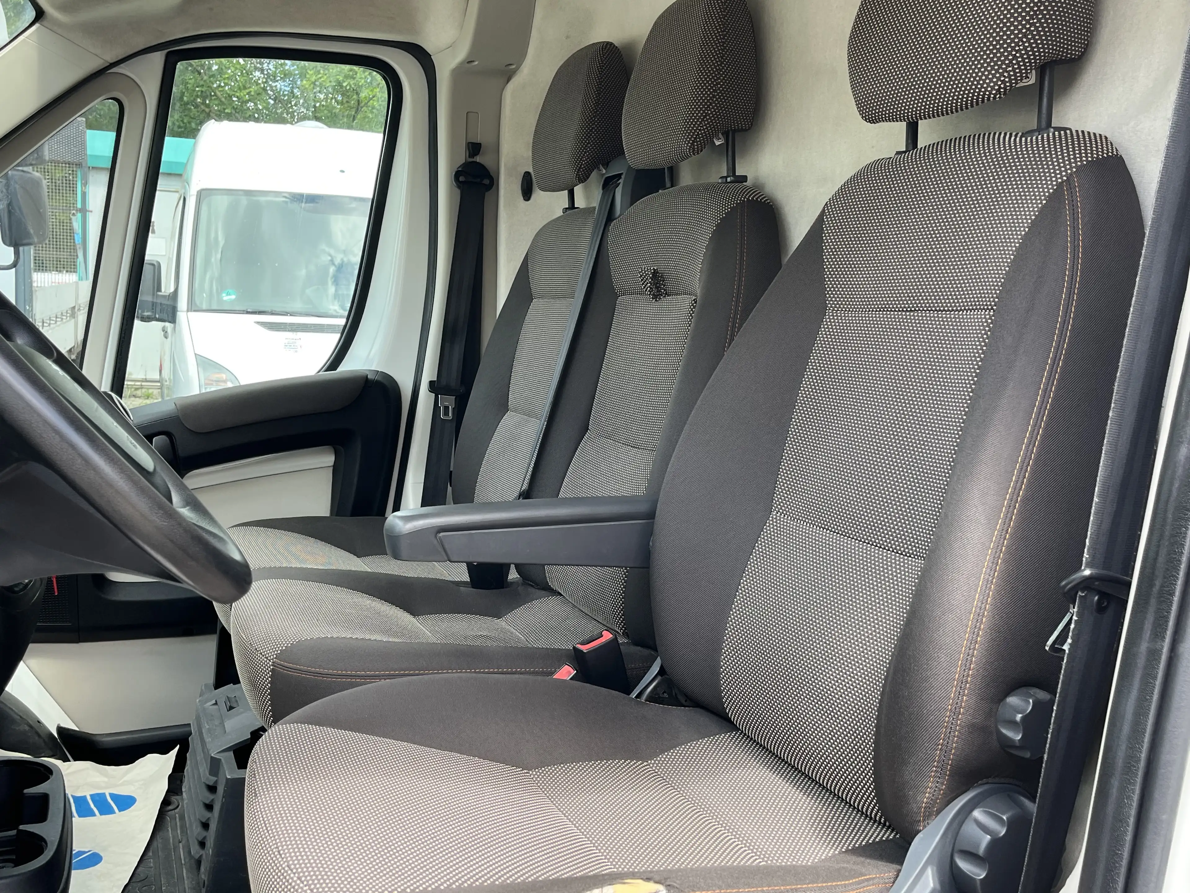 Peugeot Boxer 330 L1H1 Avantage Edition BlueHDi 110 — photo 11