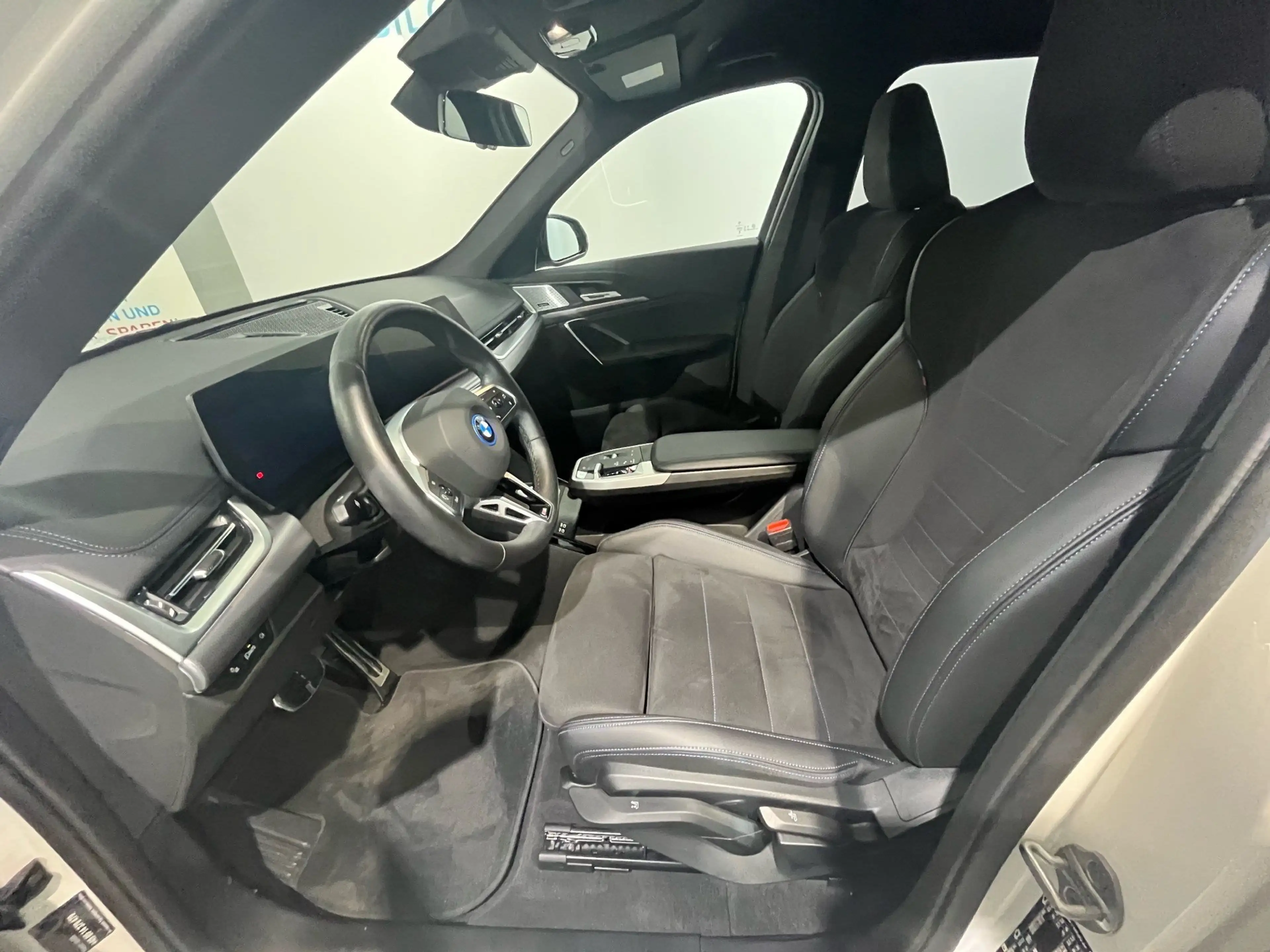 BMW iX1 xDrive30 M Sportpaket HK HiFi DAB LED Shz — photo 9
