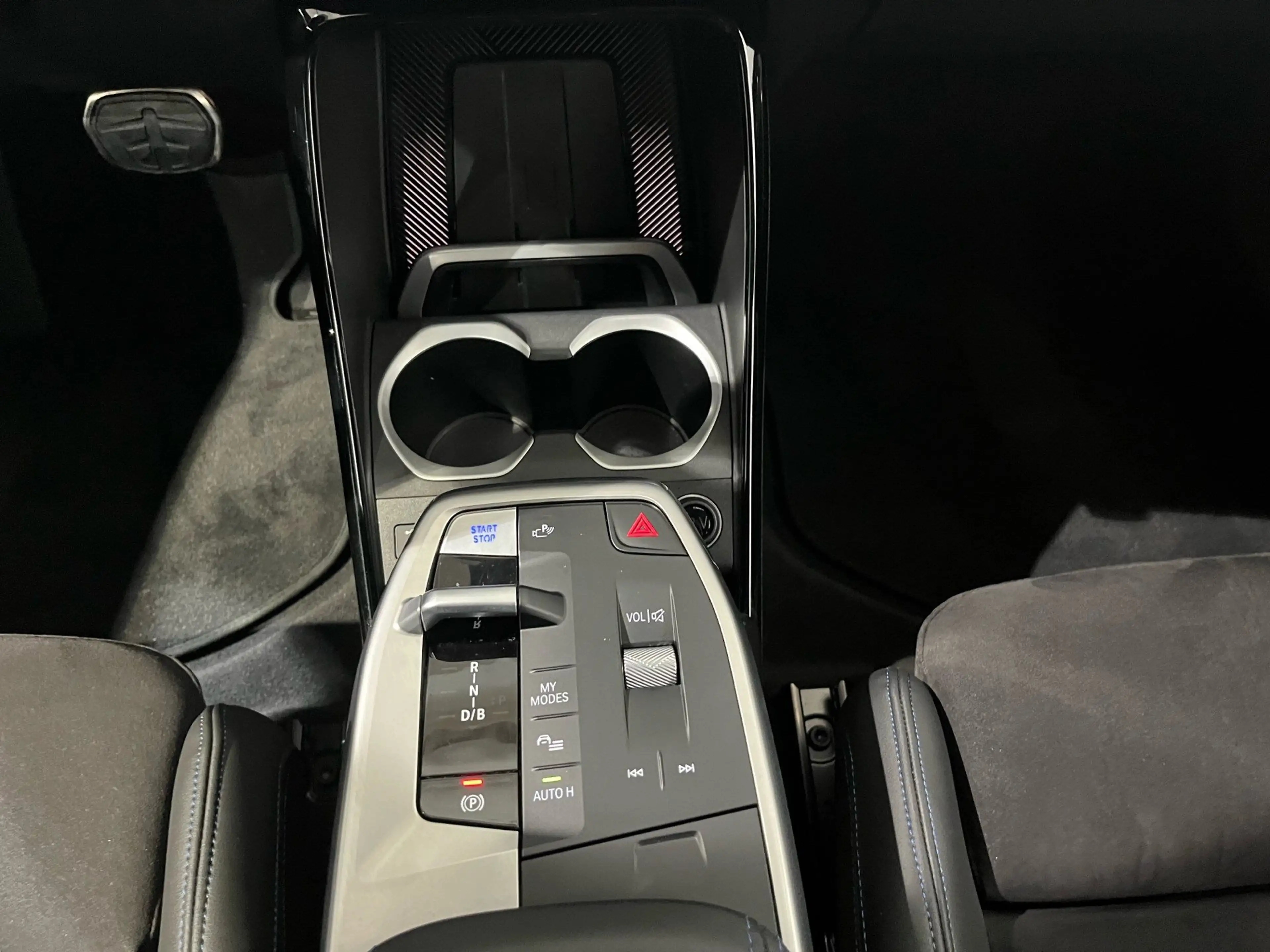 BMW iX1 xDrive30 M Sportpaket HK HiFi DAB LED Shz — photo 15