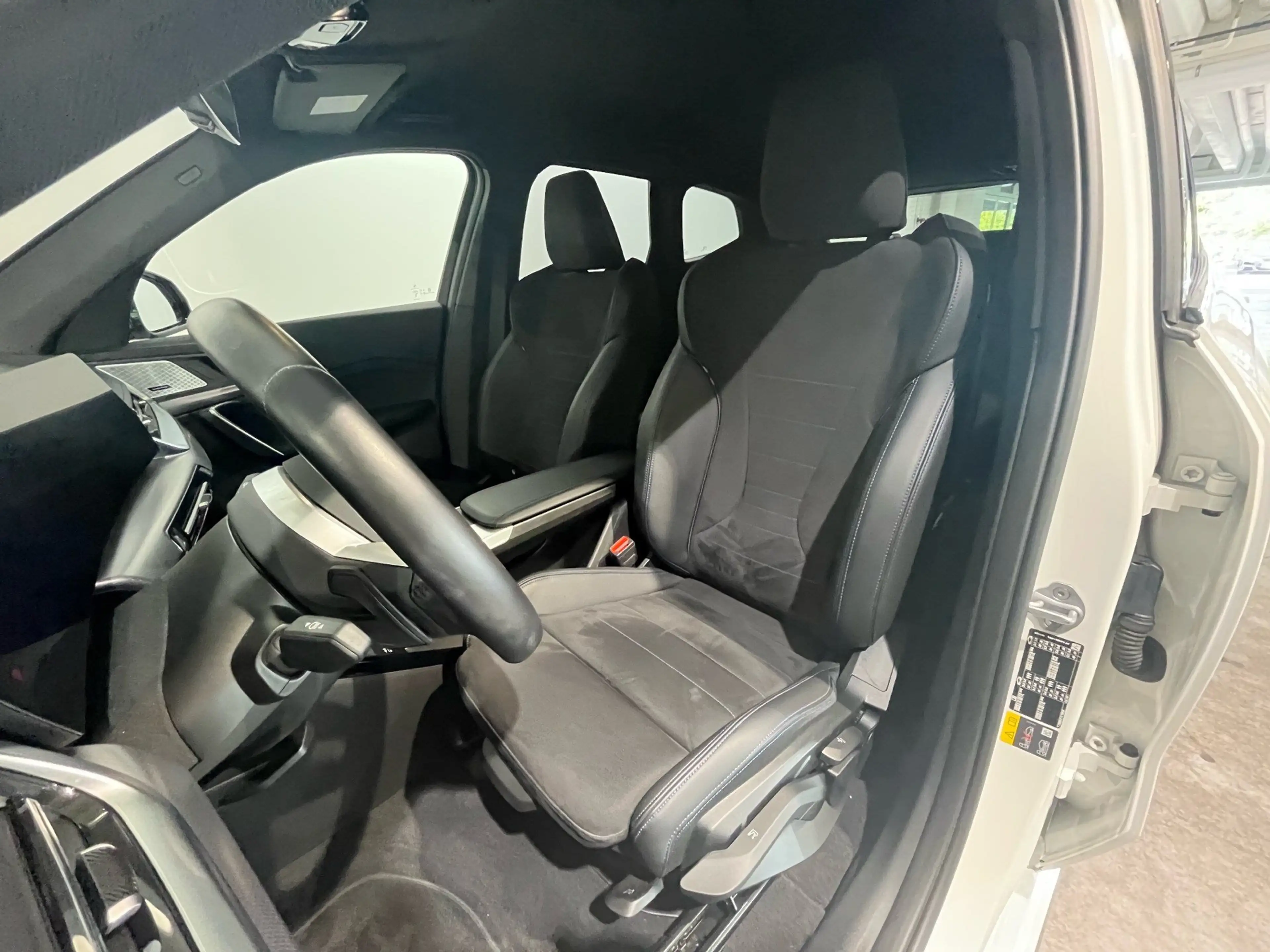 BMW iX1 xDrive30 M Sportpaket HK HiFi DAB LED Shz — photo 10