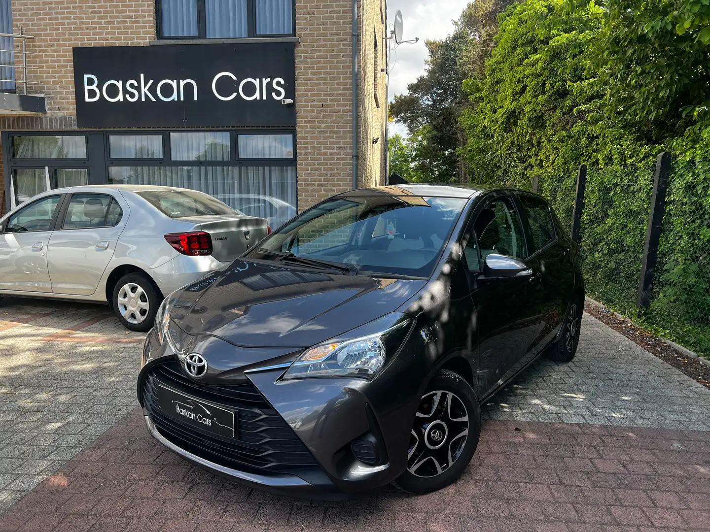 Toyota Yaris 1.5i Dual VVT-i/M2020/81.000KM/AIRCO/12M GARANTIE Grau - 1