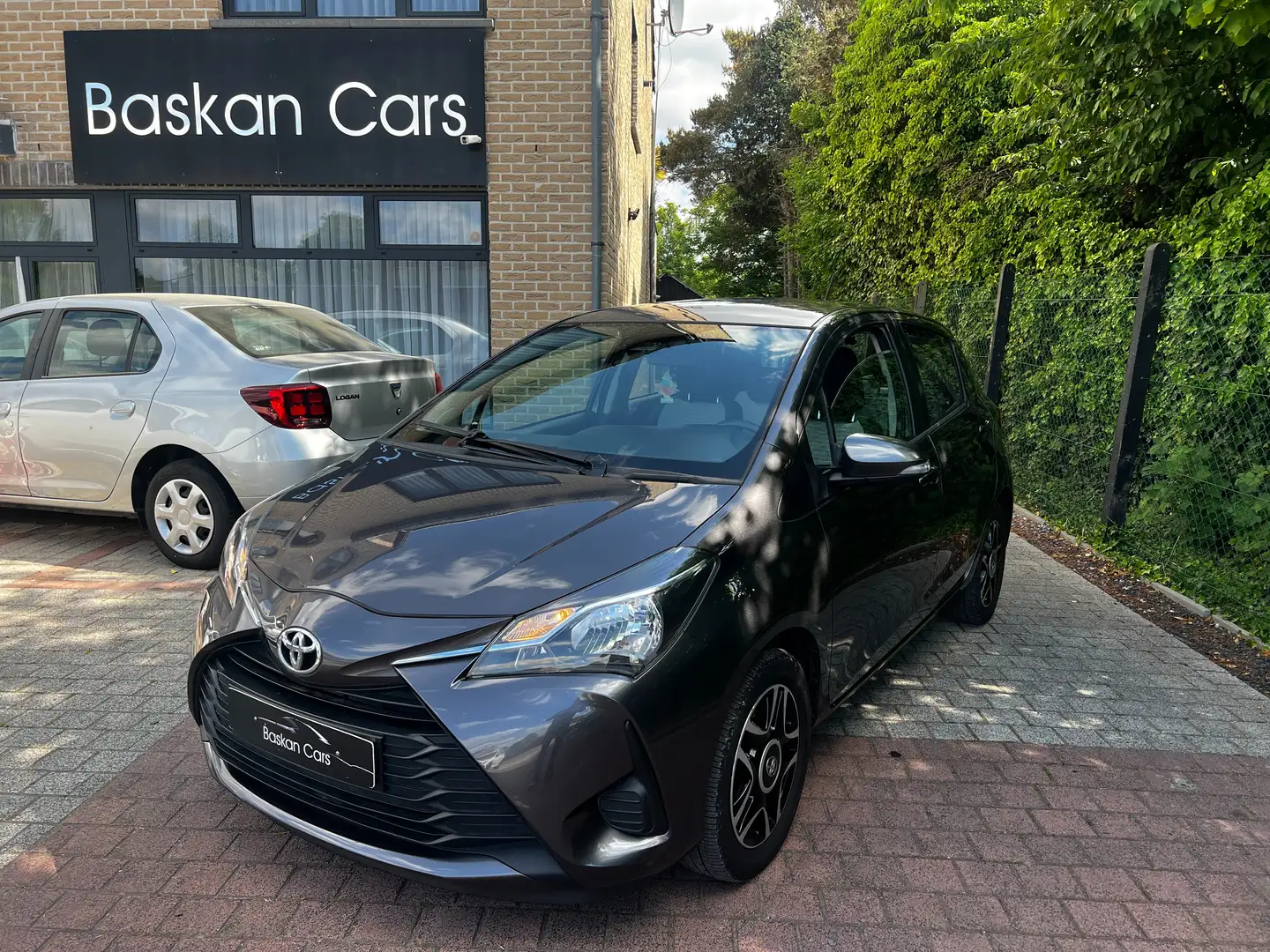 Toyota Yaris 1.5i Dual VVT-i/M2020/81.000KM/AIRCO/12M GARANTIE Grau - 2
