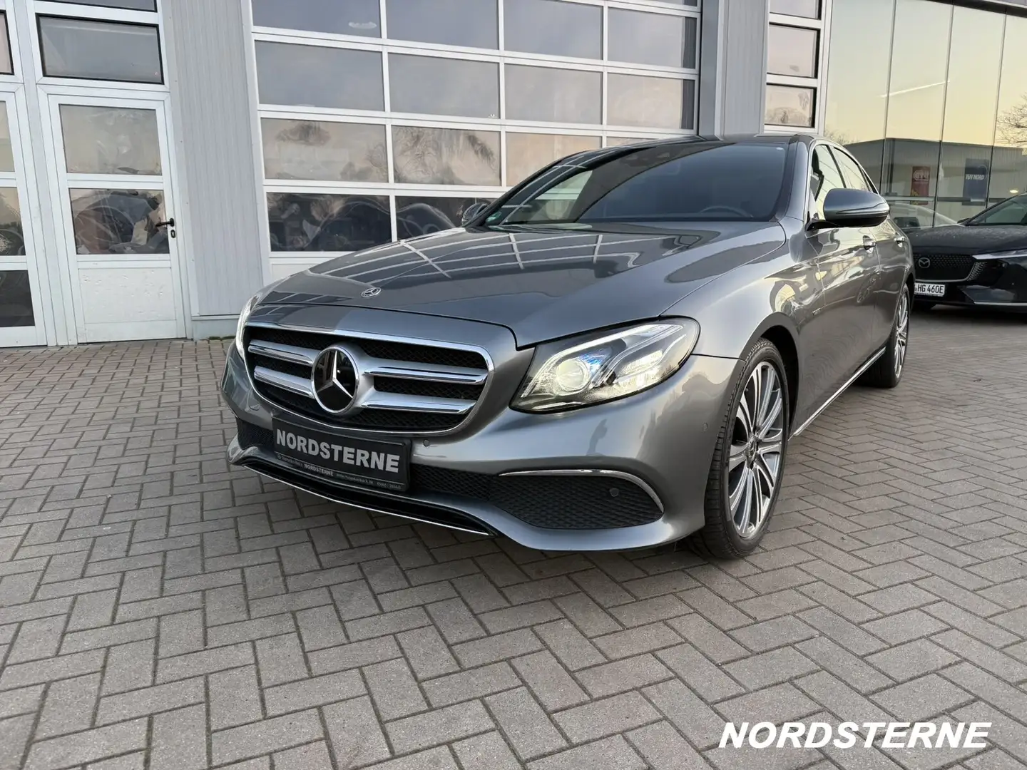 Mercedes-Benz E 300 E 300 d Limousine Avantgarde Leder Distronic SHD Grau - 2