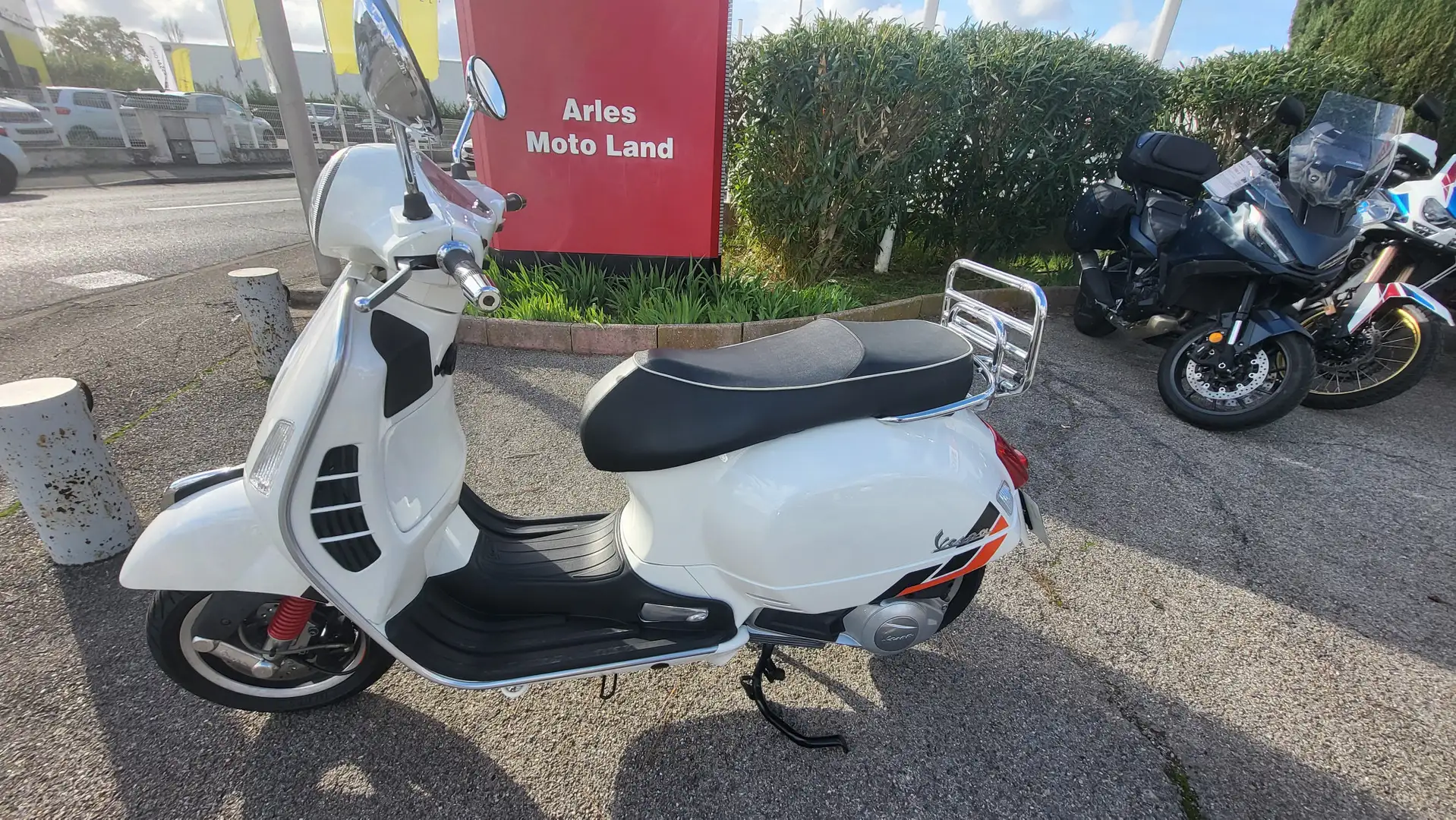 Vespa GTS 125 Blanc - 1