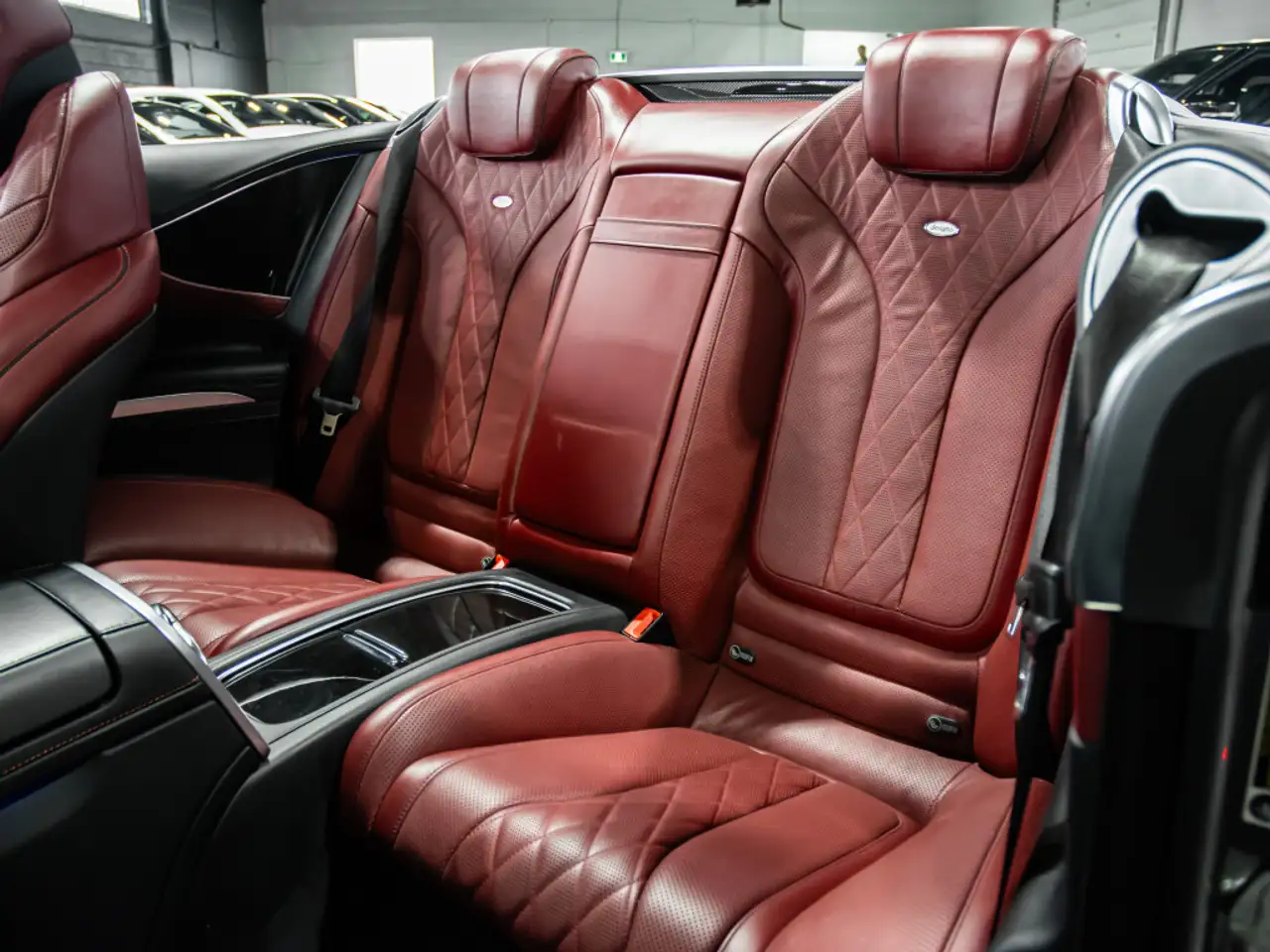 Mercedes-Benz S-Class снимка Mercedes-Benz S-Class