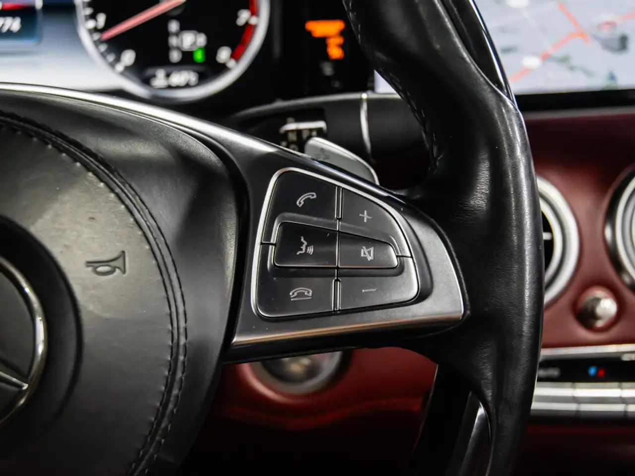 Mercedes-Benz S-Class снимка Mercedes-Benz S-Class