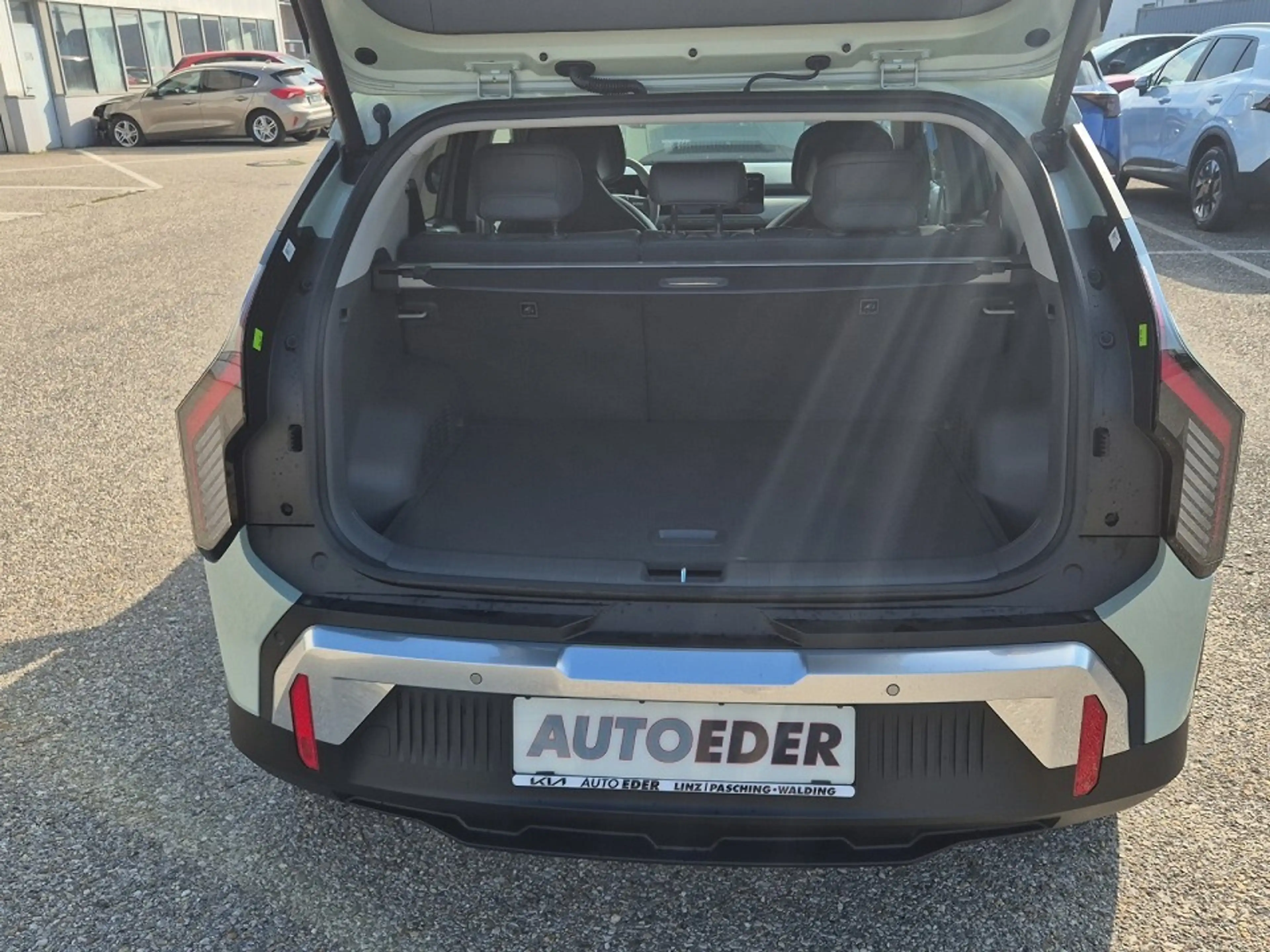 Kia EV3 AWD 81,4kWh Earth Plus — photo 12
