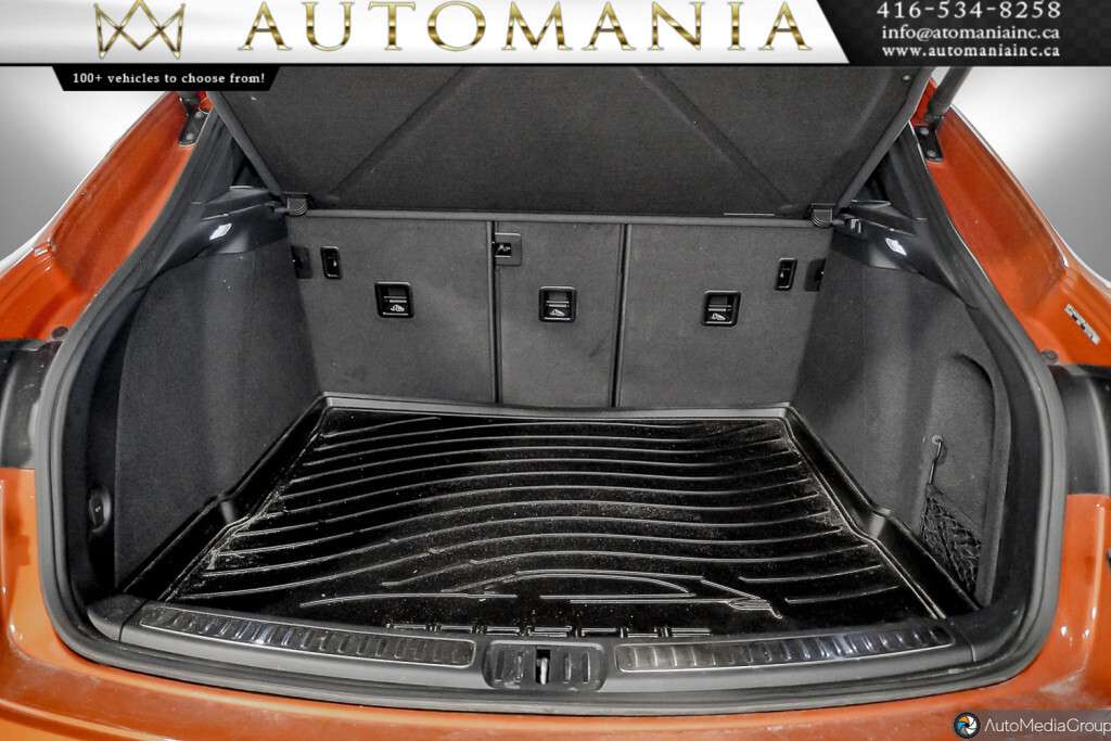 2023 Porsche Macan T 4dr All-Wheel Drive Automatic thumb 16