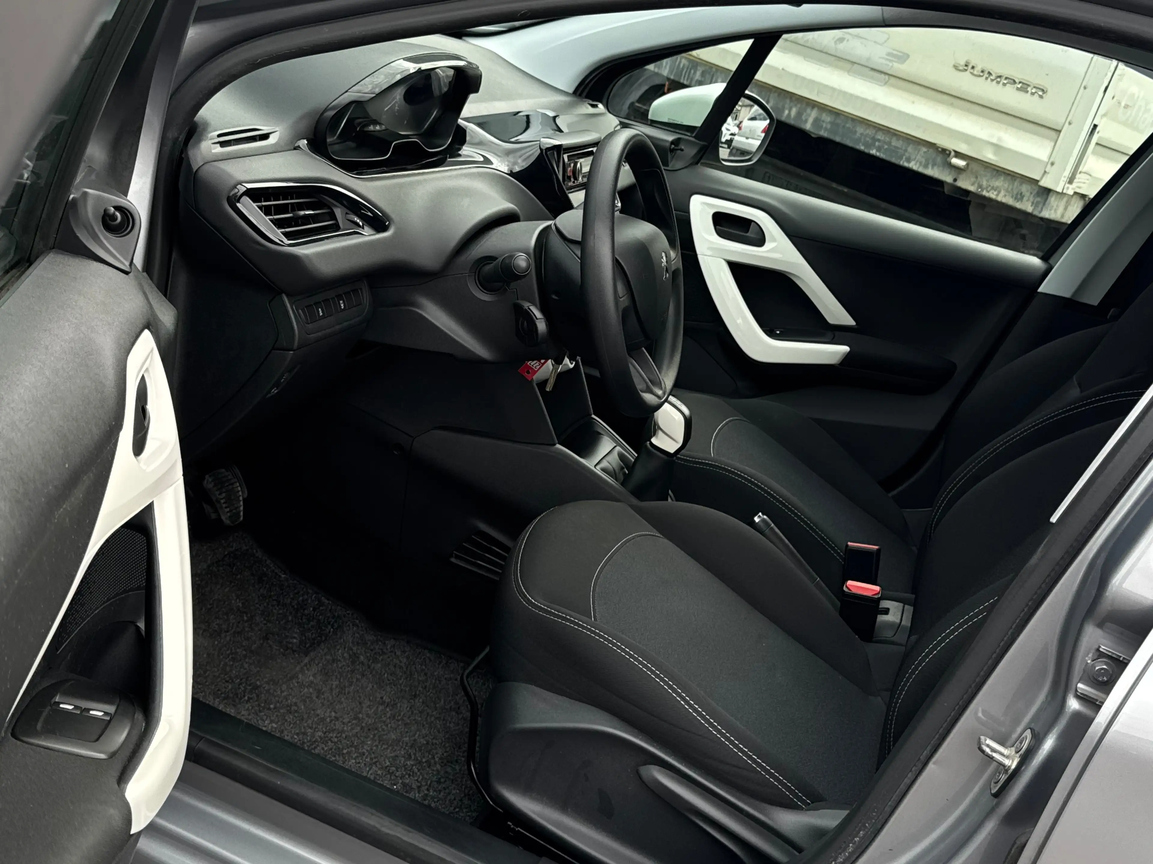 Peugeot 208 1.2i LIKE / CLIMA / ETAT NEUF / 1PROP CARNET — photo 7
