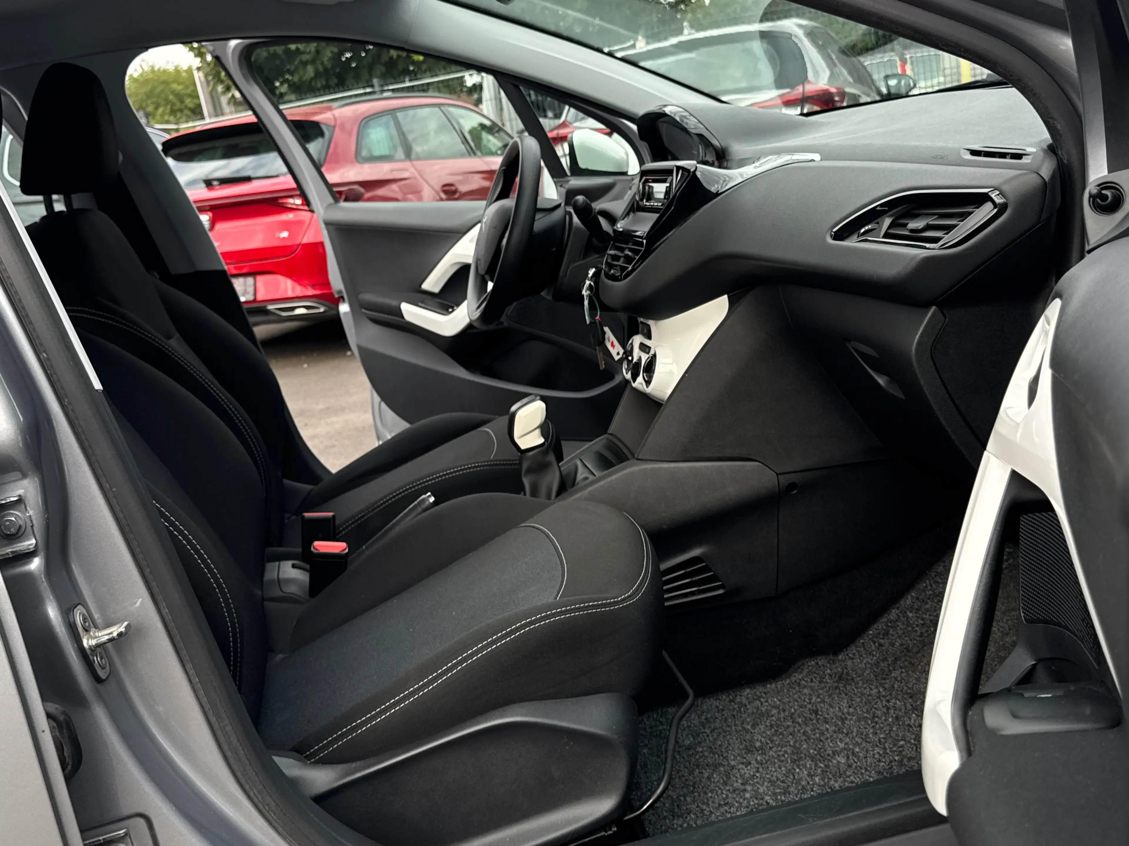 Peugeot 208 1.2i LIKE / CLIMA / ETAT NEUF / 1PROP CARNET — photo 8