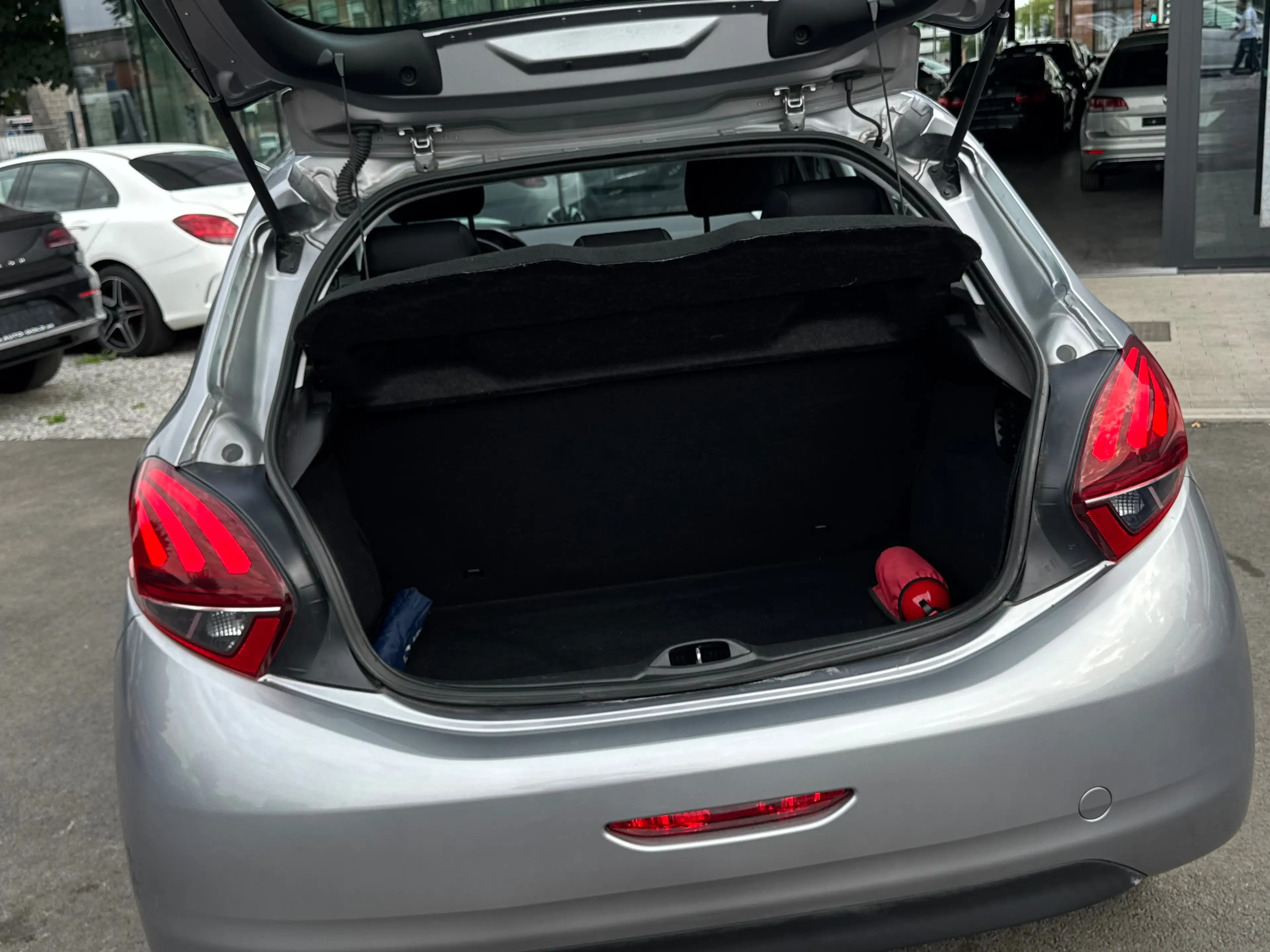 Peugeot 208 1.2i LIKE / CLIMA / ETAT NEUF / 1PROP CARNET — photo 6