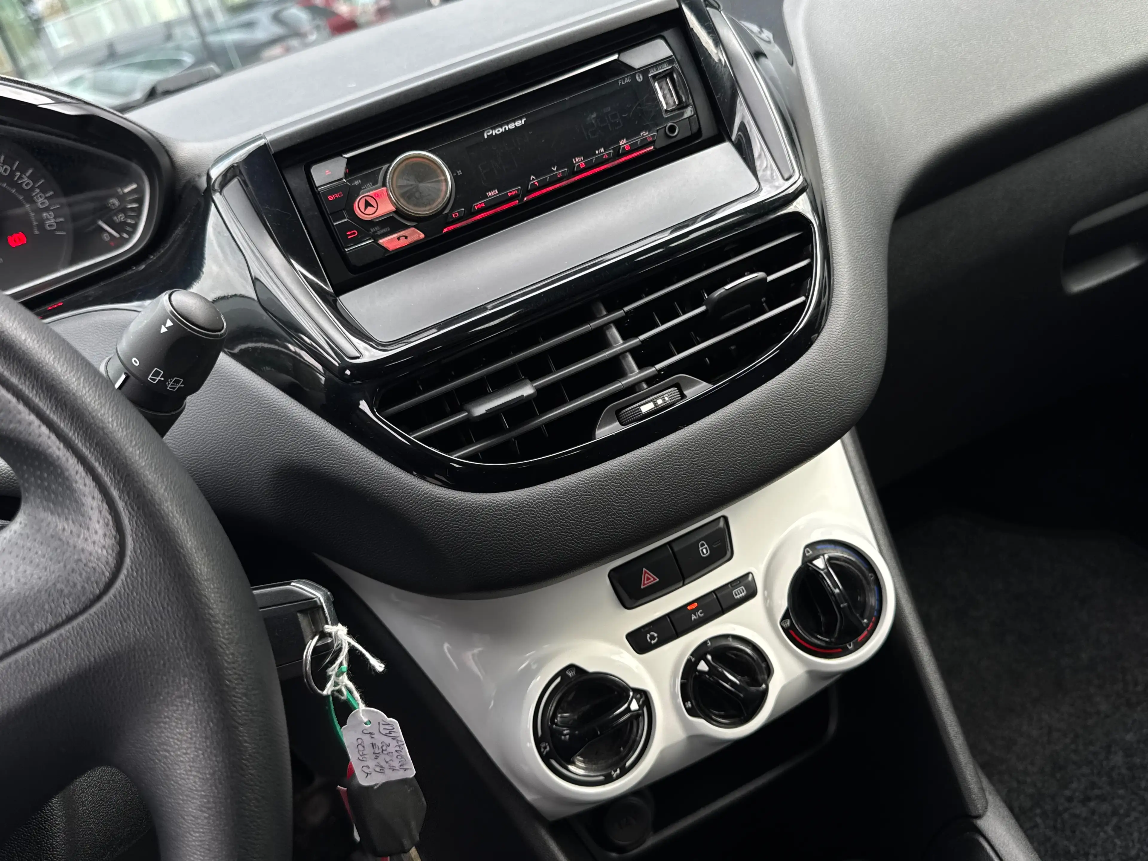 Peugeot 208 1.2i LIKE / CLIMA / ETAT NEUF / 1PROP CARNET — photo 11