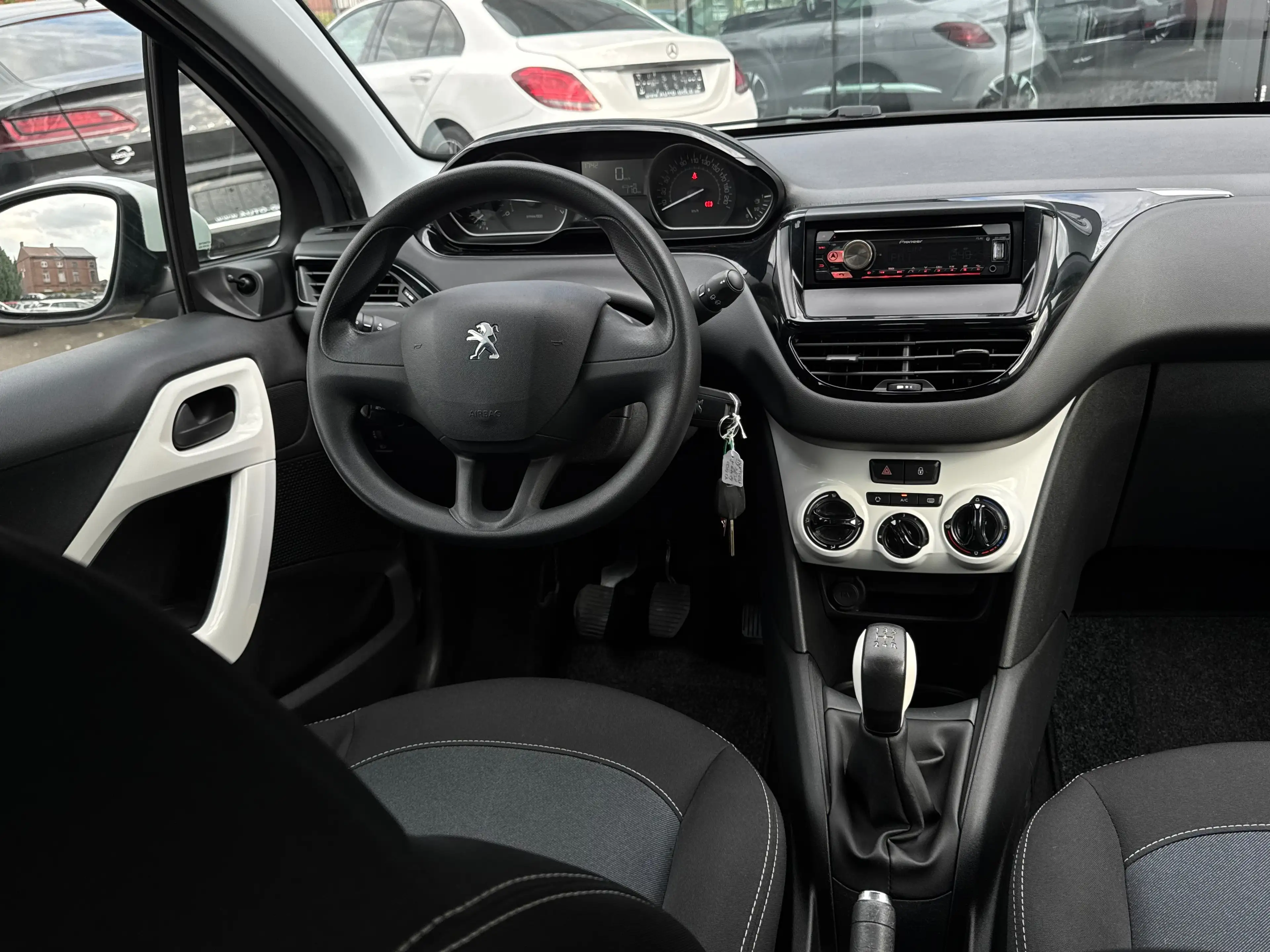 Peugeot 208 1.2i LIKE / CLIMA / ETAT NEUF / 1PROP CARNET — photo 10