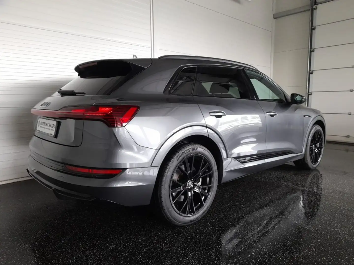 Audi e-tron 95 kWh QUATTRO S-LINE BLACK *NP: € 103.170,-- / LEDER / 21 ZOLL / AHV & KAMERA / BANG & OLUFSEN SOUND* Grau - 2