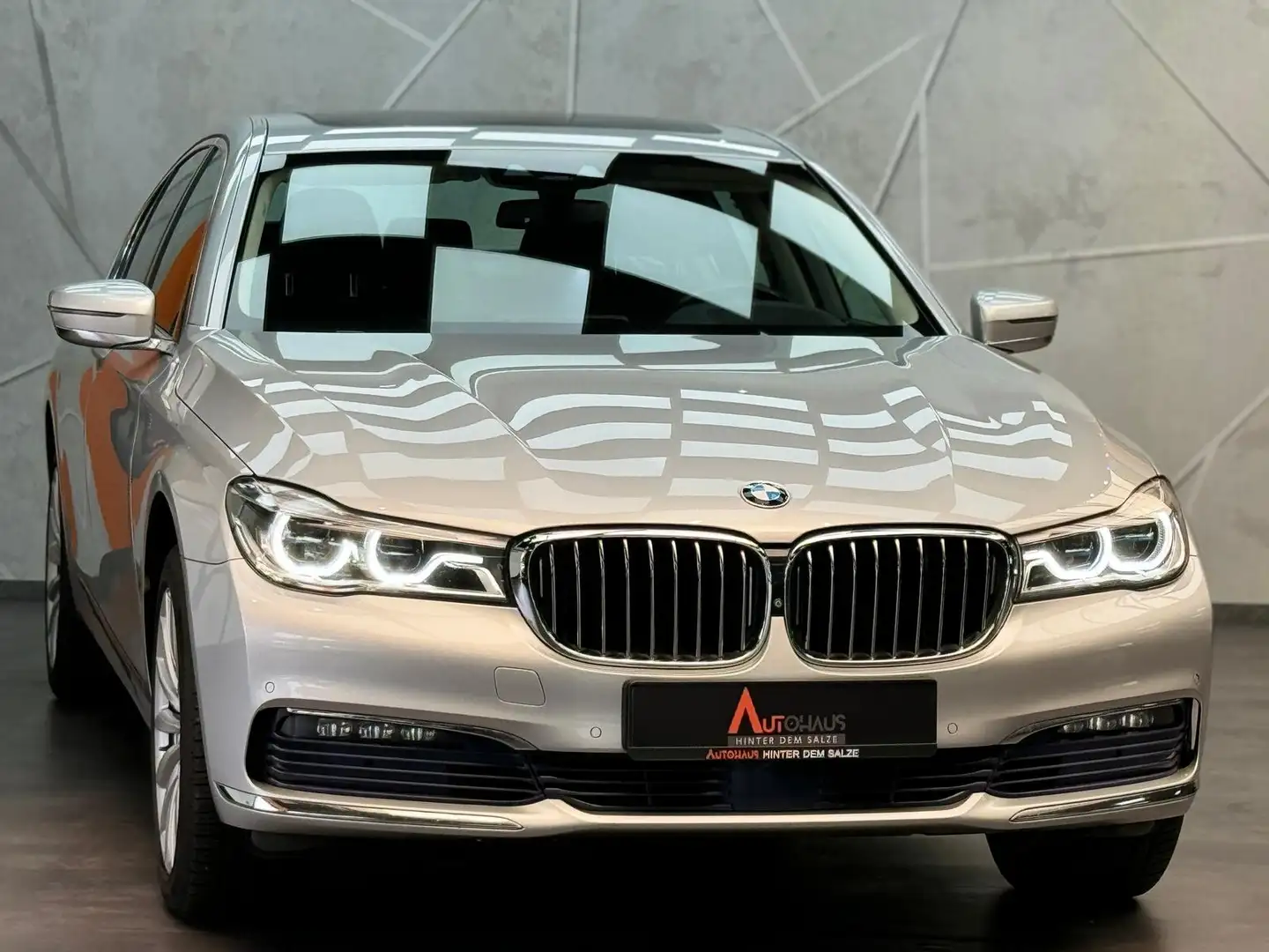 BMW 740 d |NAVI|MASSAGE|SHZ|KAM|WLAN|HUD|AHK||SD| Stříbrná - 2