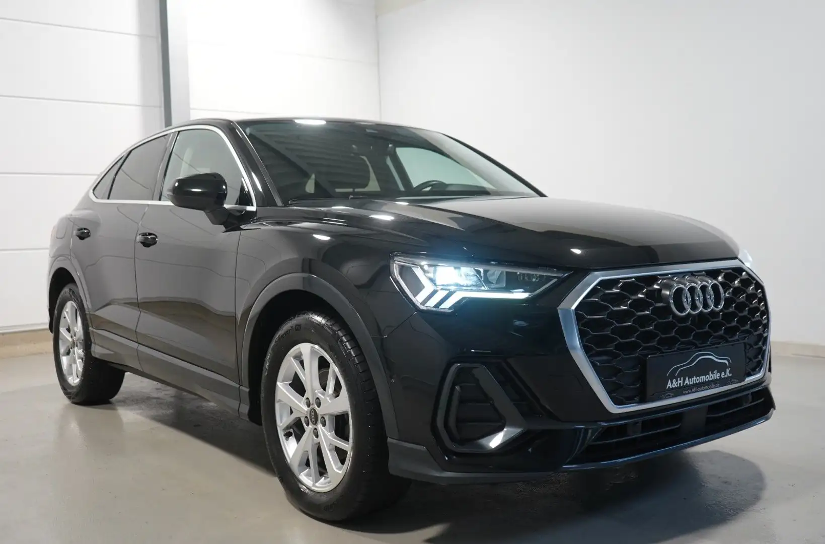 Audi Q3 Sportback 35 TDI*LED*AHK*KAMERA*1.HAND* Schwarz - 1