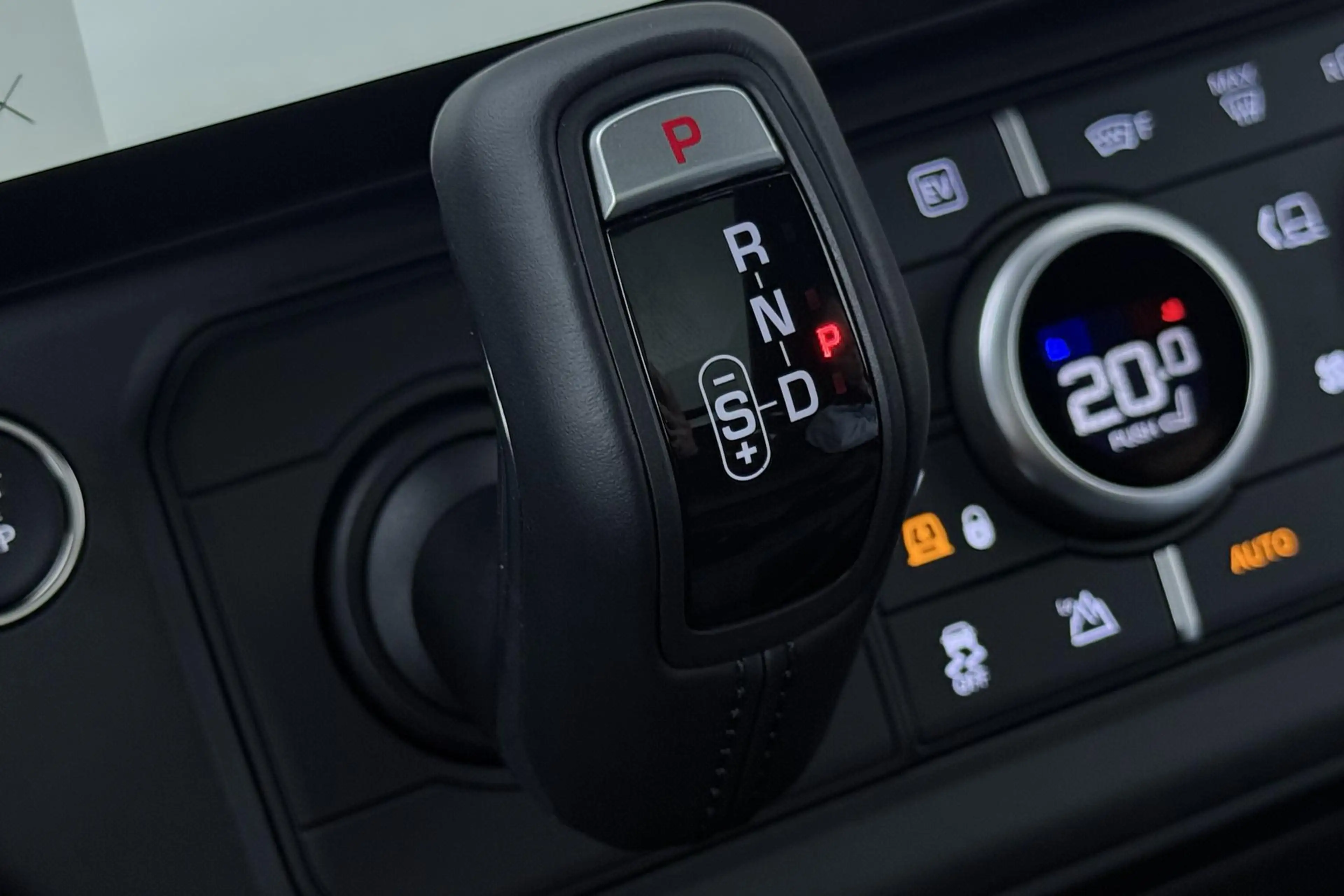Land Rover Defender 2.0 P300e 110 X-Dynamic HSE | SATIN | Luchtvering — photo 36