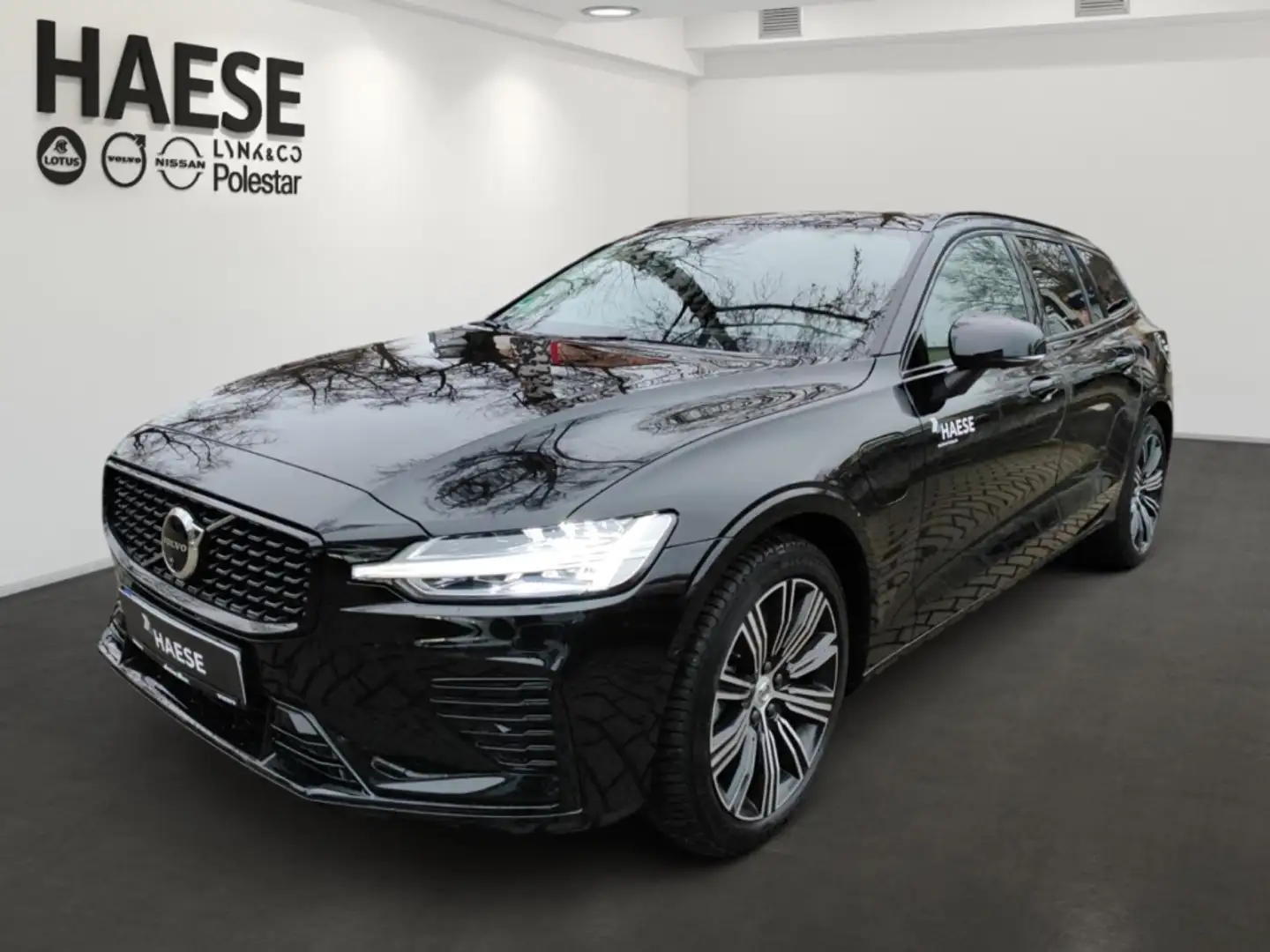 Volvo V60 Recharge T6 AWD Plug-In Hybrid Plus Dark HeadUp-Di Schwarz - 1