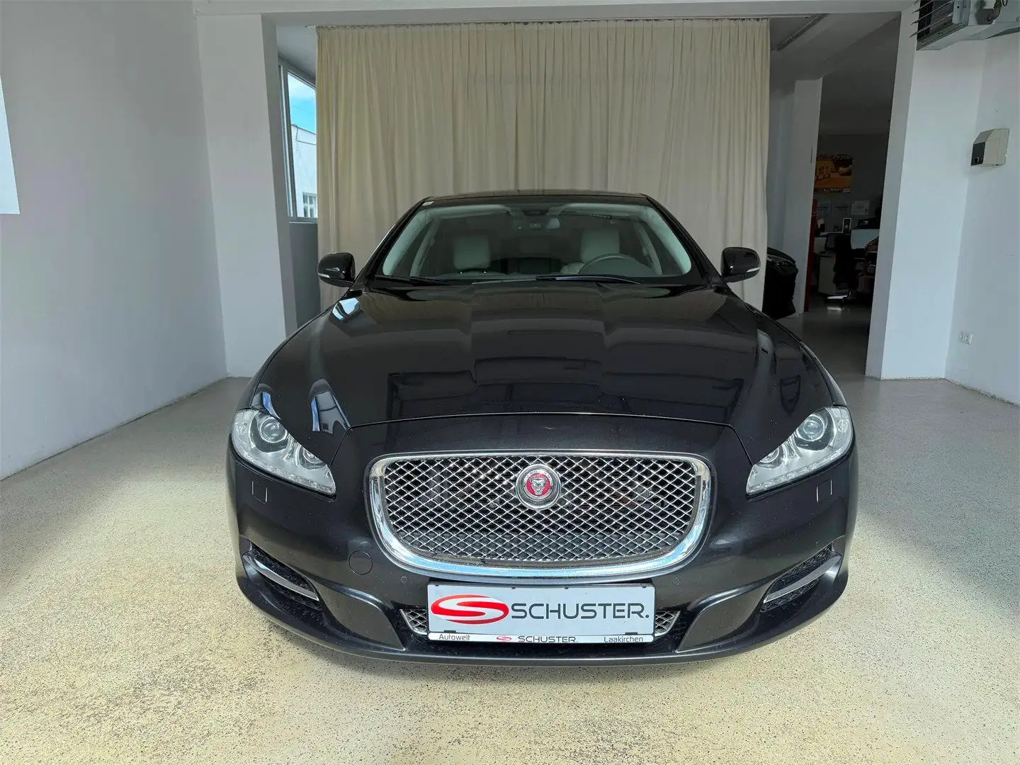 Jaguar XJ 3,0 Diesel Premium Luxury TSS Szary - 2