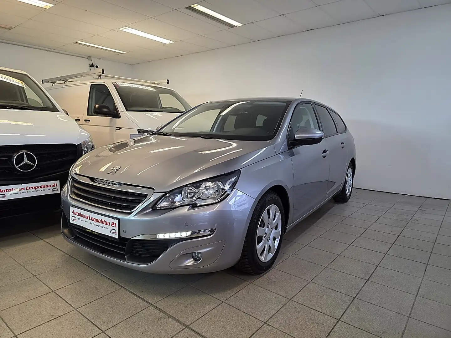Peugeot 308 SW 1,2 PureTech 110 S&S Business Line Silber - 1