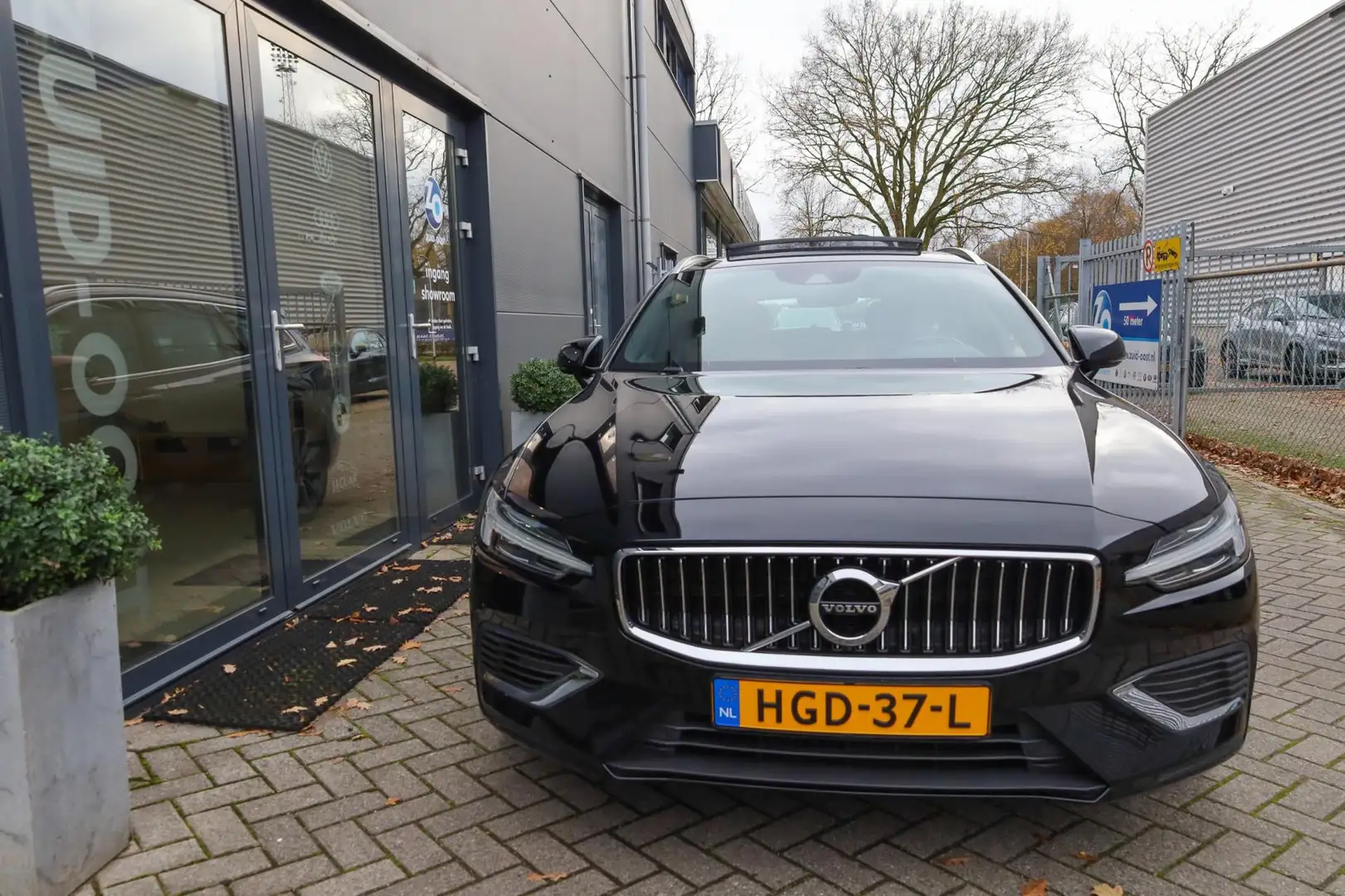Volvo V60 2.0 T6 Recharge AWD Inscription pano, leder, 19'' Zwart - 2