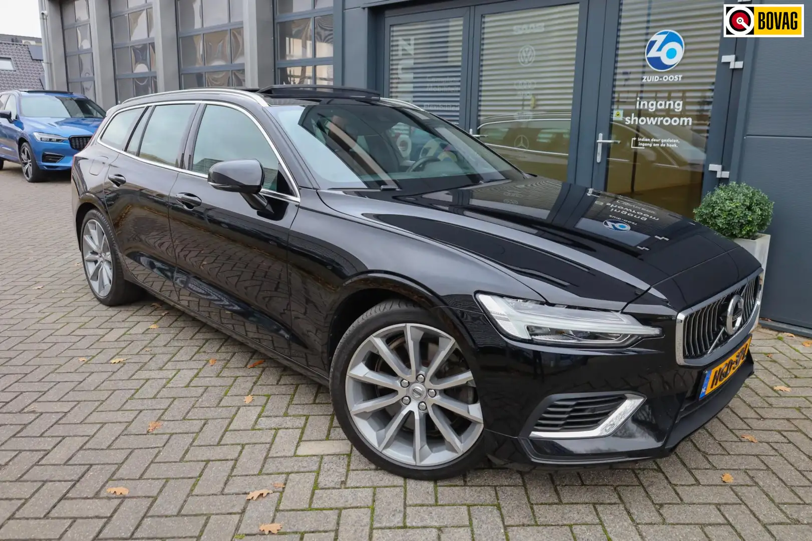 Volvo V60 2.0 T6 Recharge AWD Inscription pano, leder, 19'' Zwart - 1