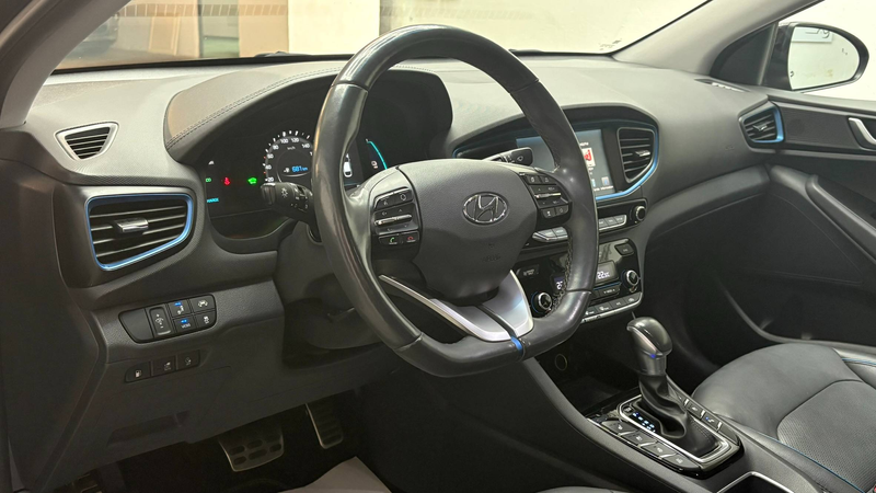 Hyundai IONIQ Premium Plug-In Hybrid — photo 13