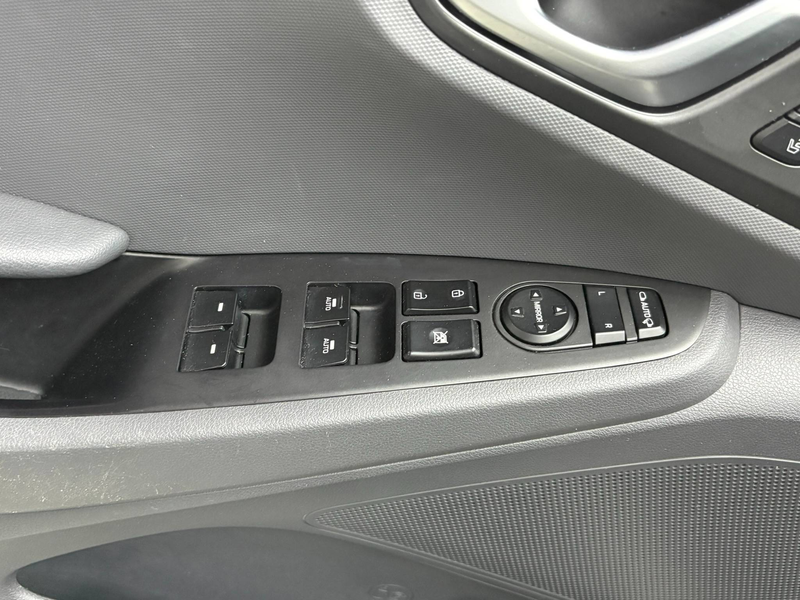 Hyundai IONIQ Premium Plug-In Hybrid — photo 14
