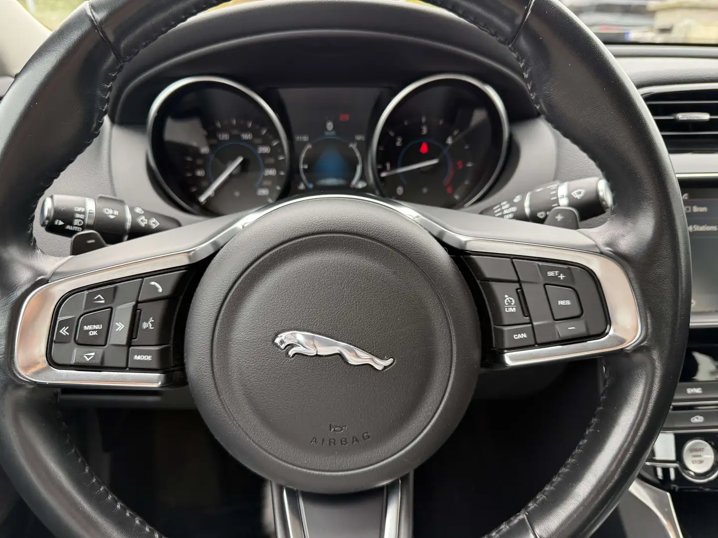 Jaguar XE XE 20d AWD Aut. Portfolio NIEUWSTAAT Noir - 2