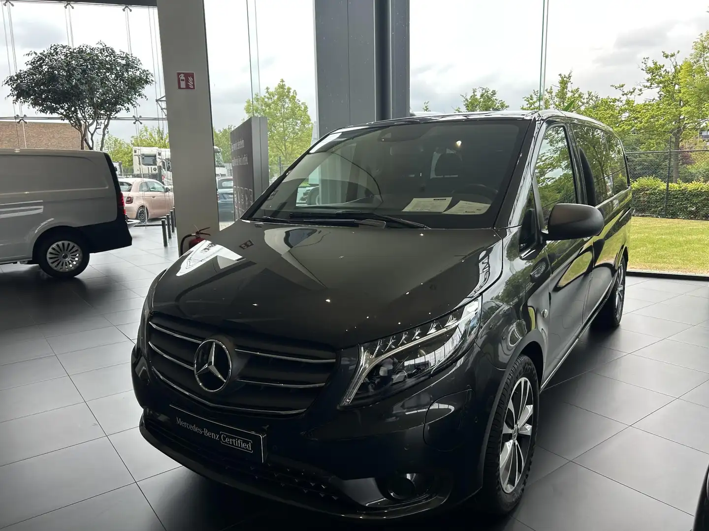 Mercedes-Benz Vito eVito Tourer 129 L2 Pro + 8 ZITPLAATSEN + AIRMATIC Grijs - 2