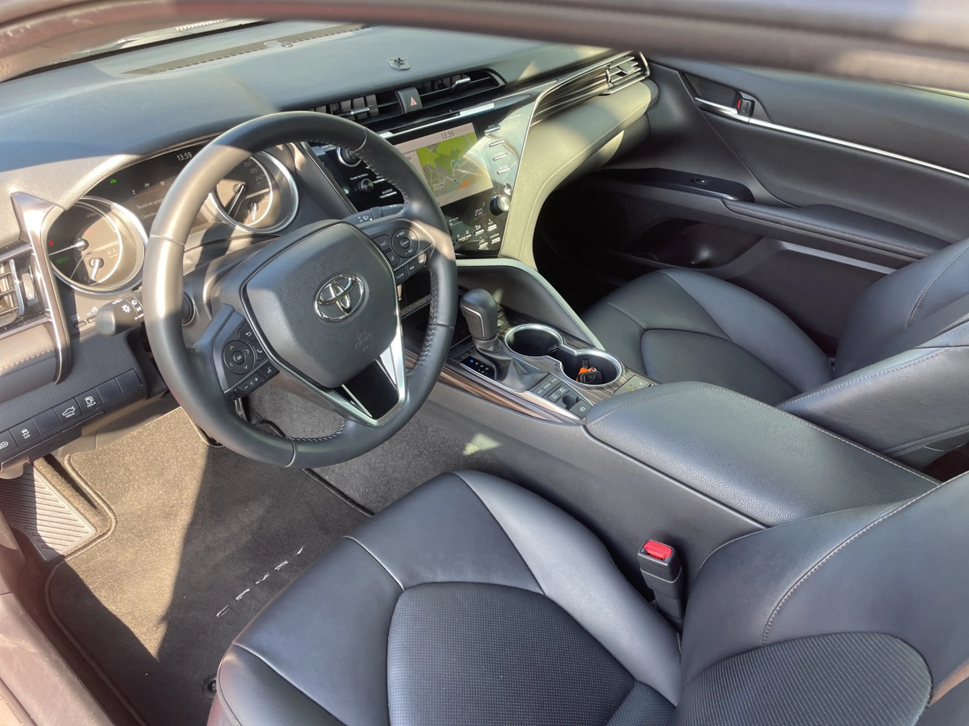 Toyota Camry 2.5 Hybrid Business + Blindspot | leder | Camera! — photo 12