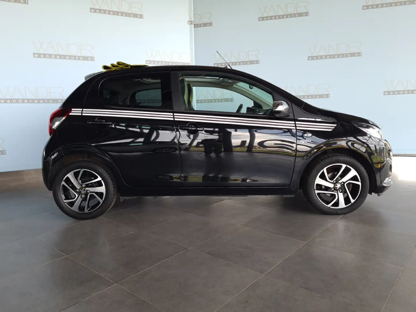 Peugeot 108 Top! *Open dak*Airco*Apple Carplay/ Android Auto* Zwart - 2
