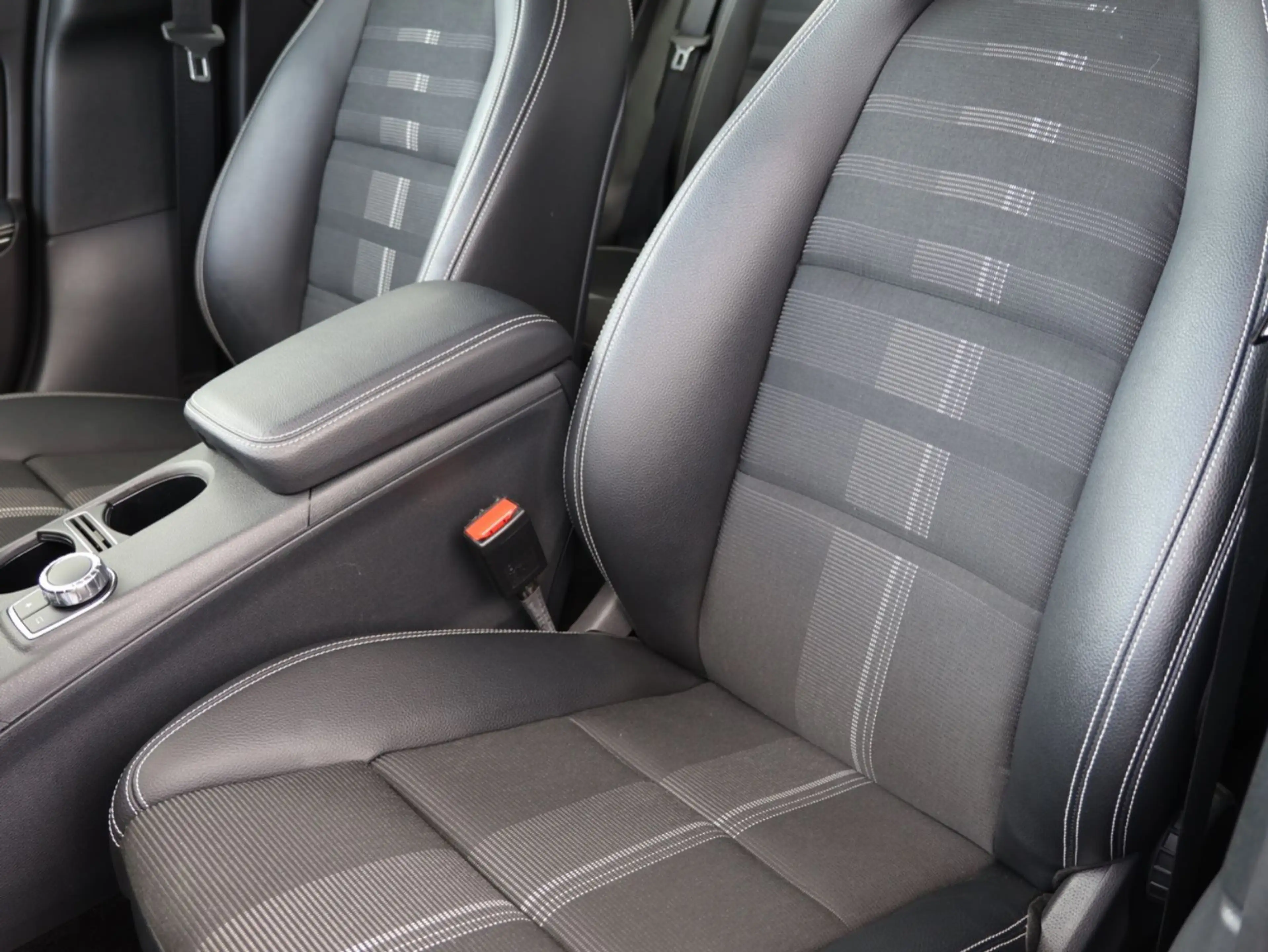 Mercedes-Benz GLA 200 Urban - ERST 21.900 KM   KAMERA   LED — photo 20