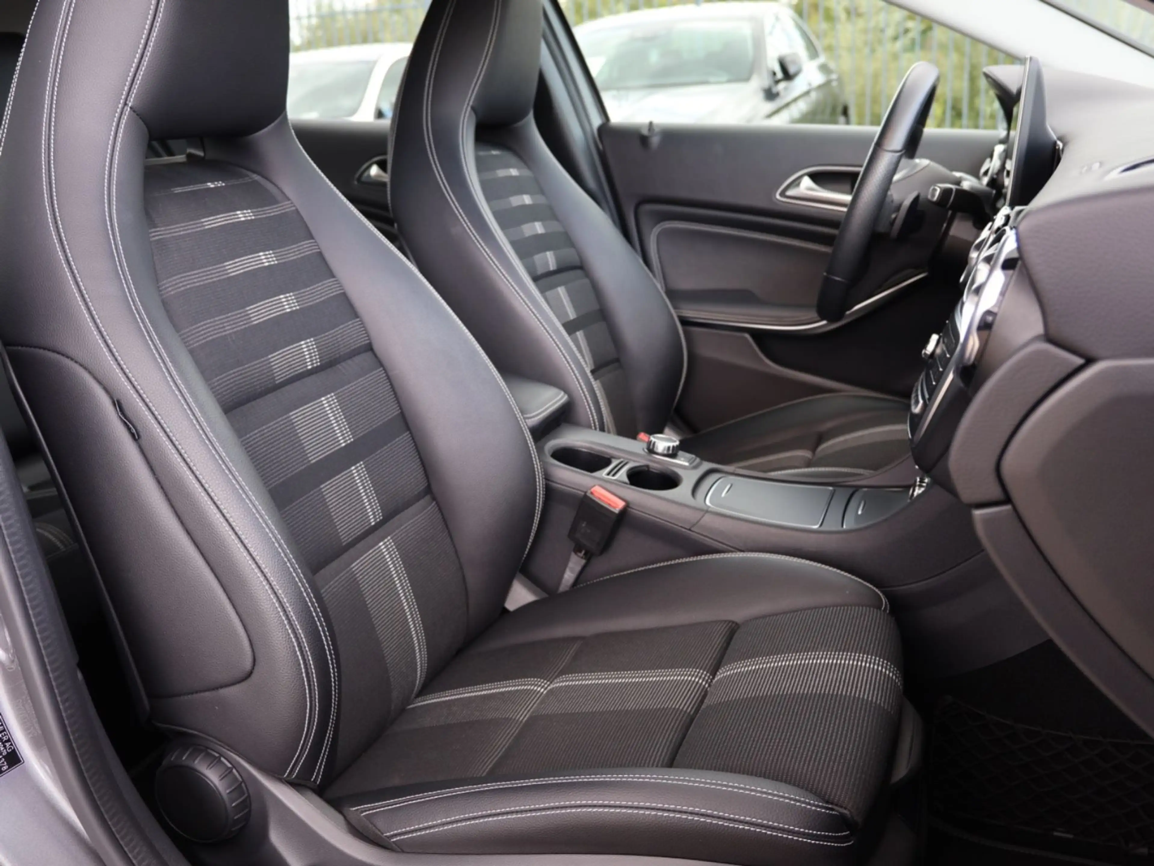 Mercedes-Benz GLA 200 Urban - ERST 21.900 KM   KAMERA   LED — photo 11