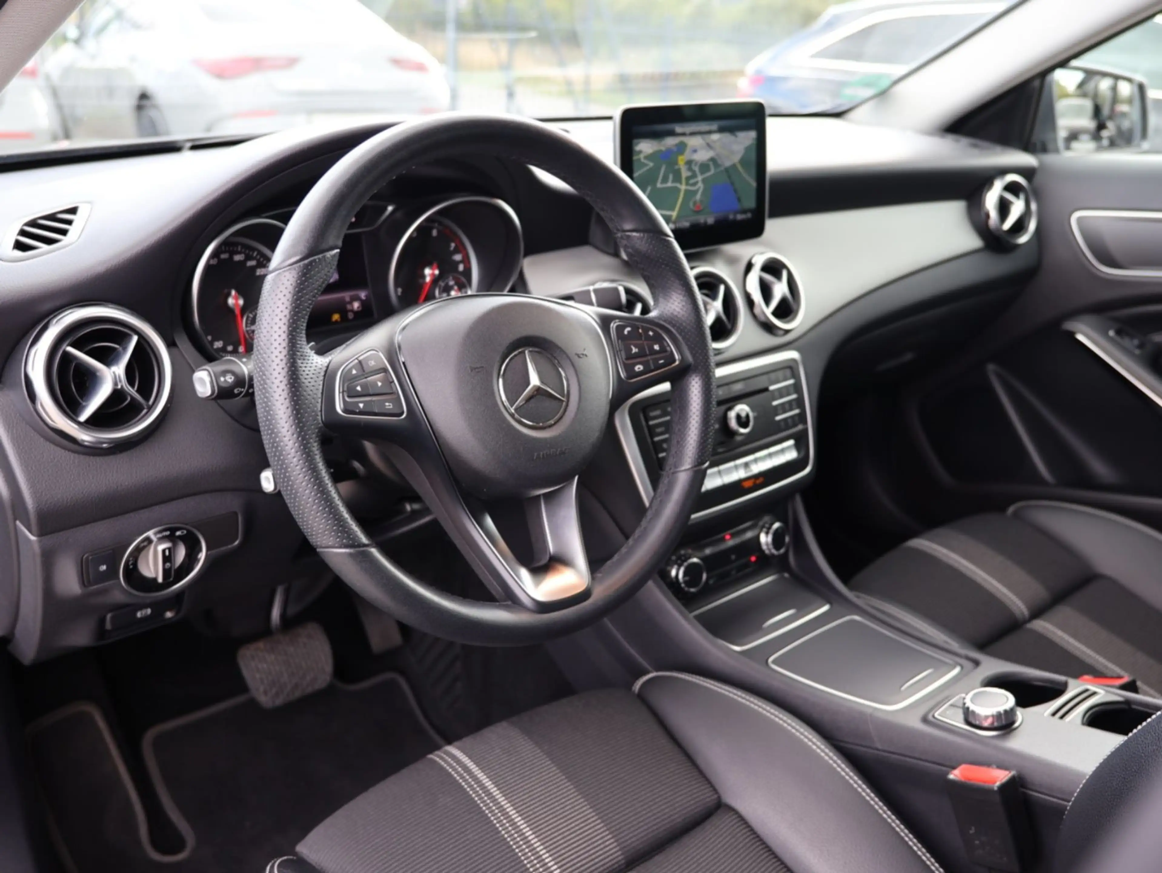 Mercedes-Benz GLA 200 Urban - ERST 21.900 KM   KAMERA   LED — photo 19