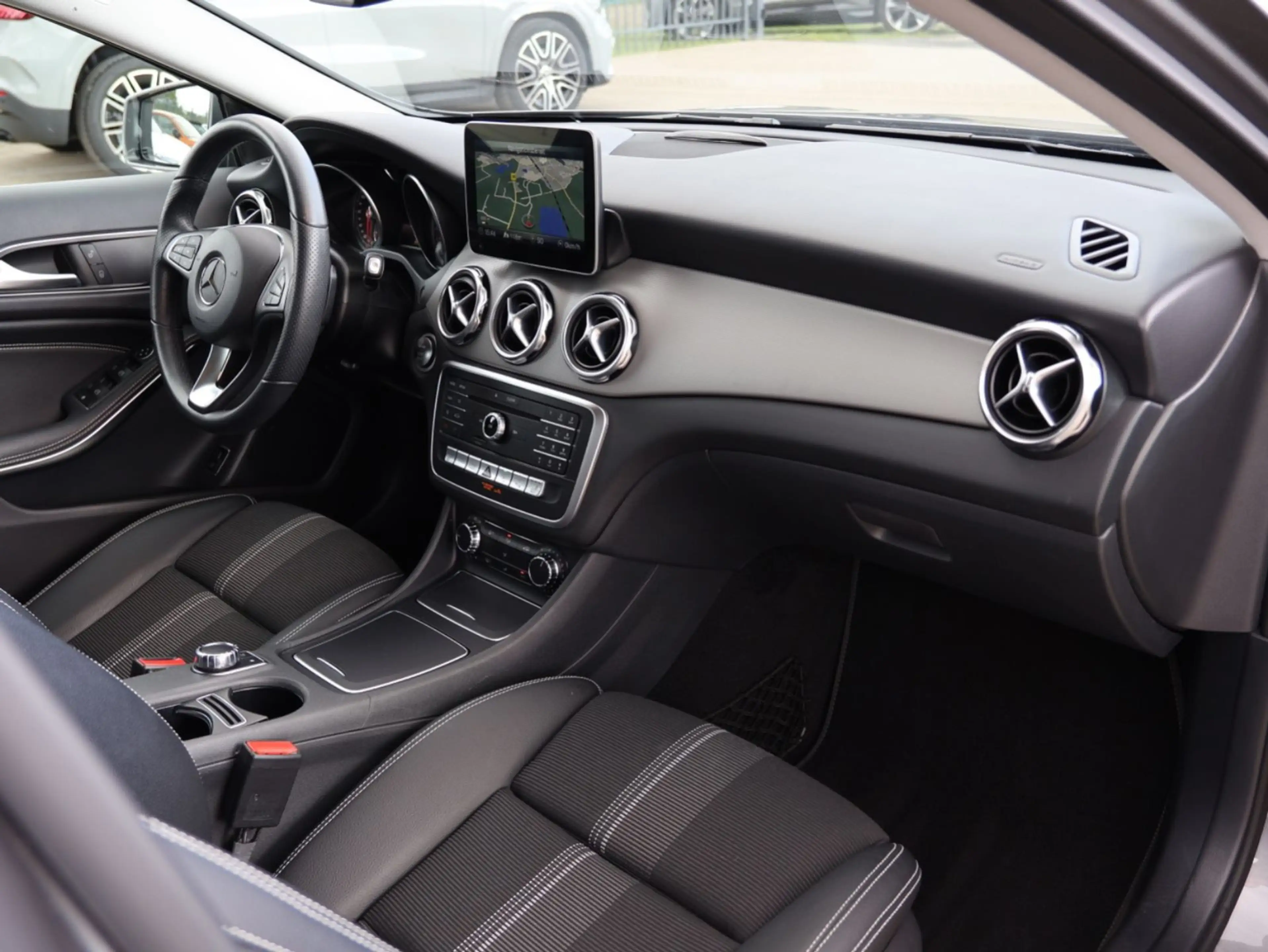 Mercedes-Benz GLA 200 Urban - ERST 21.900 KM   KAMERA   LED — photo 14